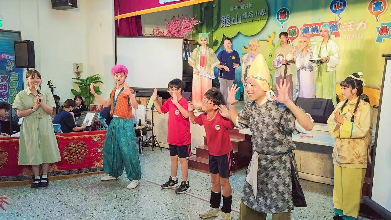 演出透過戲曲導賞、互動體驗及有獎徵答，期盼學生在輕鬆有趣氛圍接觸客家文化。客家委員會提供