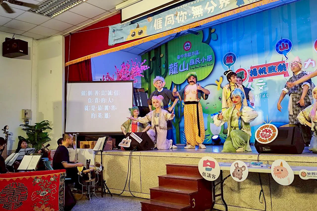 「客家戲曲校園推廣活動」為期三個月，將巡迴16個縣市共20所國中小學，預計邀請6000學生參與。客家委員會提供