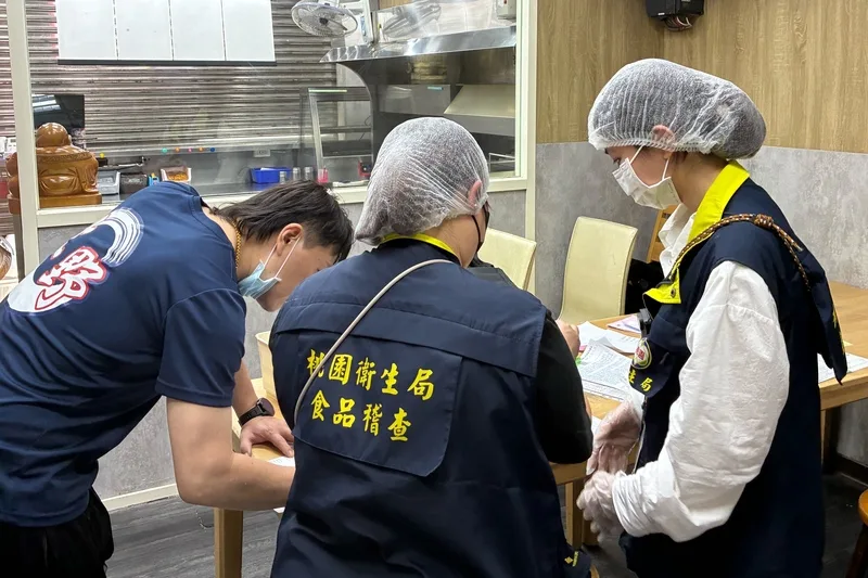 桃園市上野烤肉飯內壢店爆發疑似食品中毒案,已有61人發生上吐下瀉症狀。桃園市政府衛生局提供