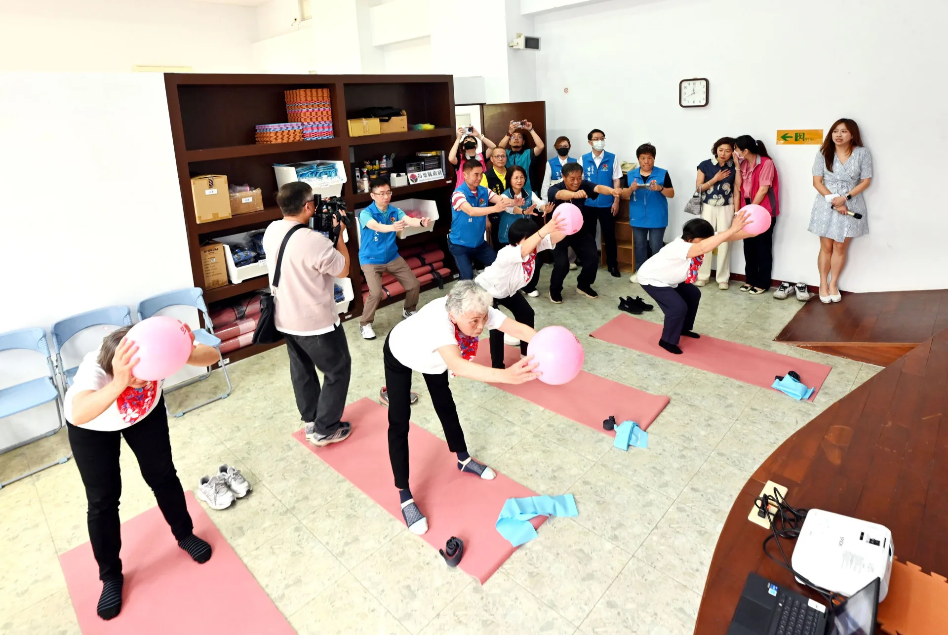 苗栗縣獅潭鄉「銀髮健身俱樂部」今天（14日）揭牌，擁有多項高齡專用設施，並開設瑜珈課程等，打造銀髮族專屬運動空間。苗栗縣政府提供