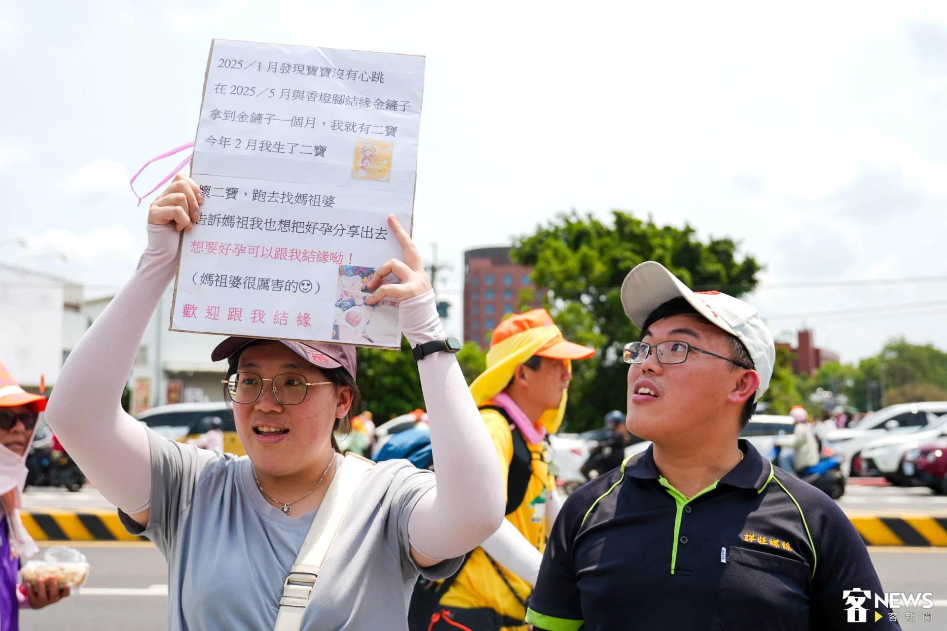 香燈腳林玟君高舉結緣字牌,和大家分享結緣得子的喜悅。蔡依璇攝