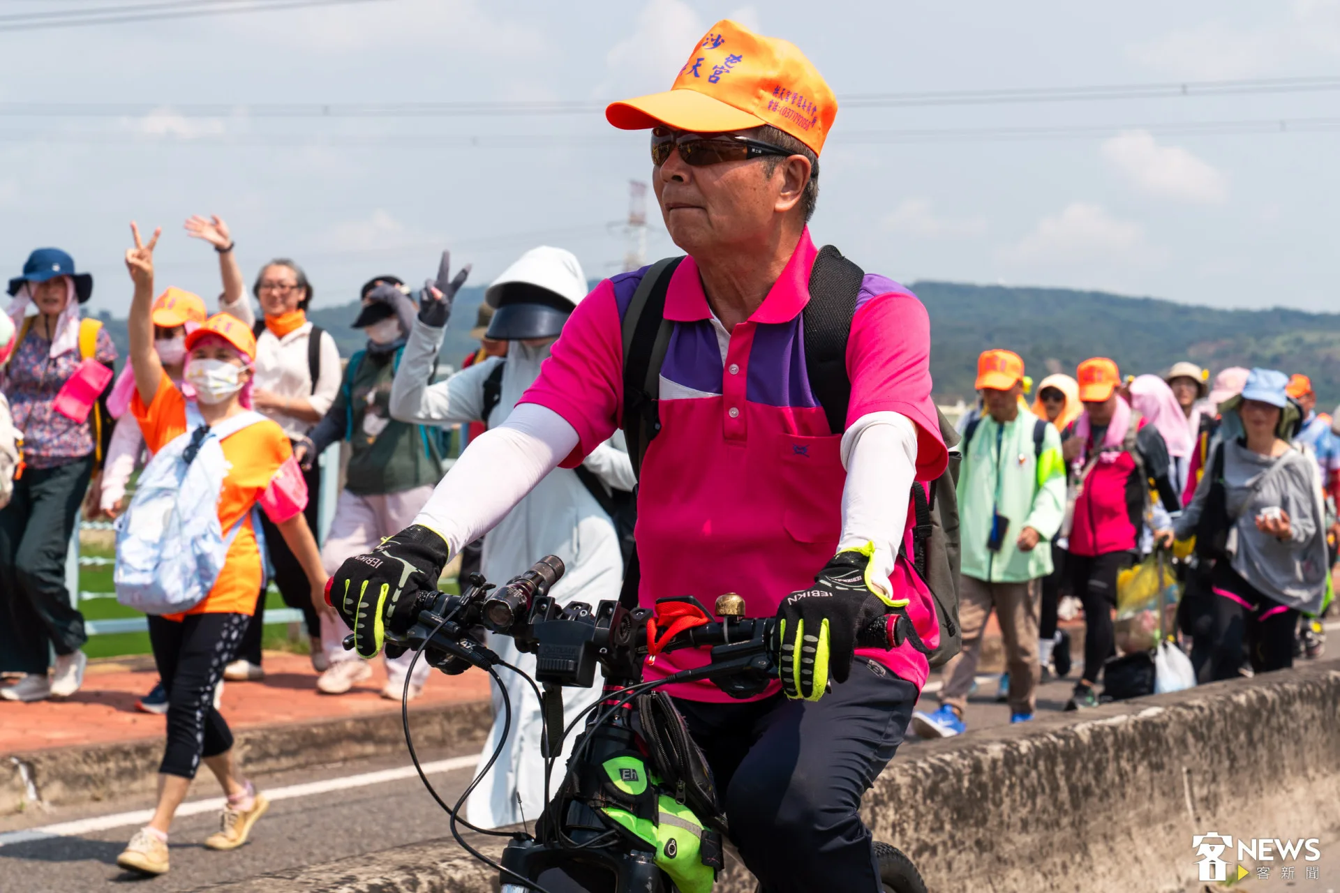 今日媽祖前往彰化的方向,信眾們一同走在大肚橋上。蔡依璇攝