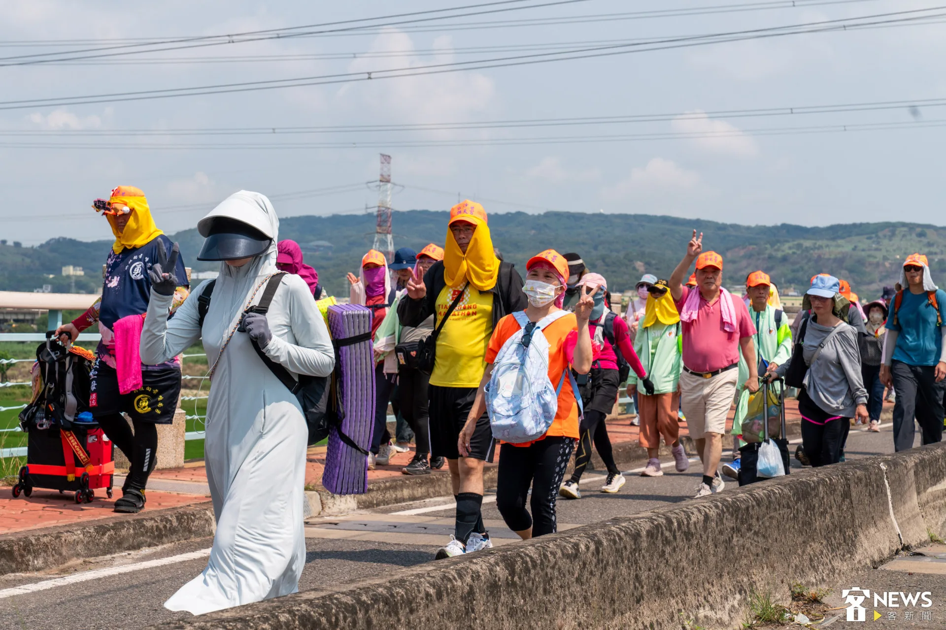 信眾開心的一同與白沙屯媽祖進香。蔡依璇攝