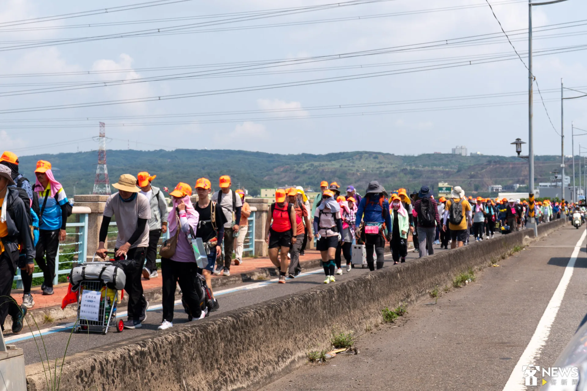 信眾行經大肚橋,與後面的大肚山互相照應。蔡依璇攝
