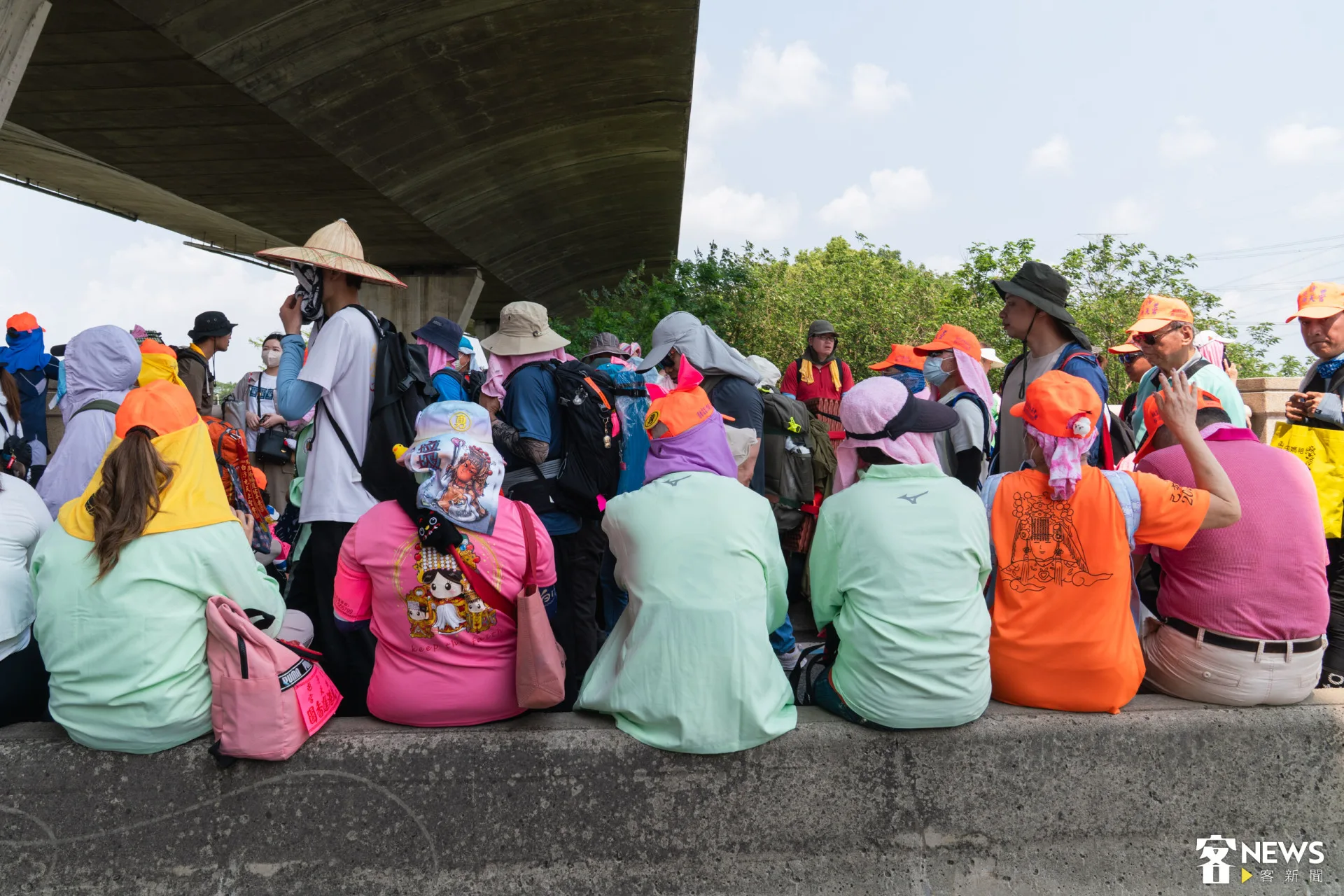 天氣炎熱,信眾紛紛坐在陰影下休息。朱愷元攝
