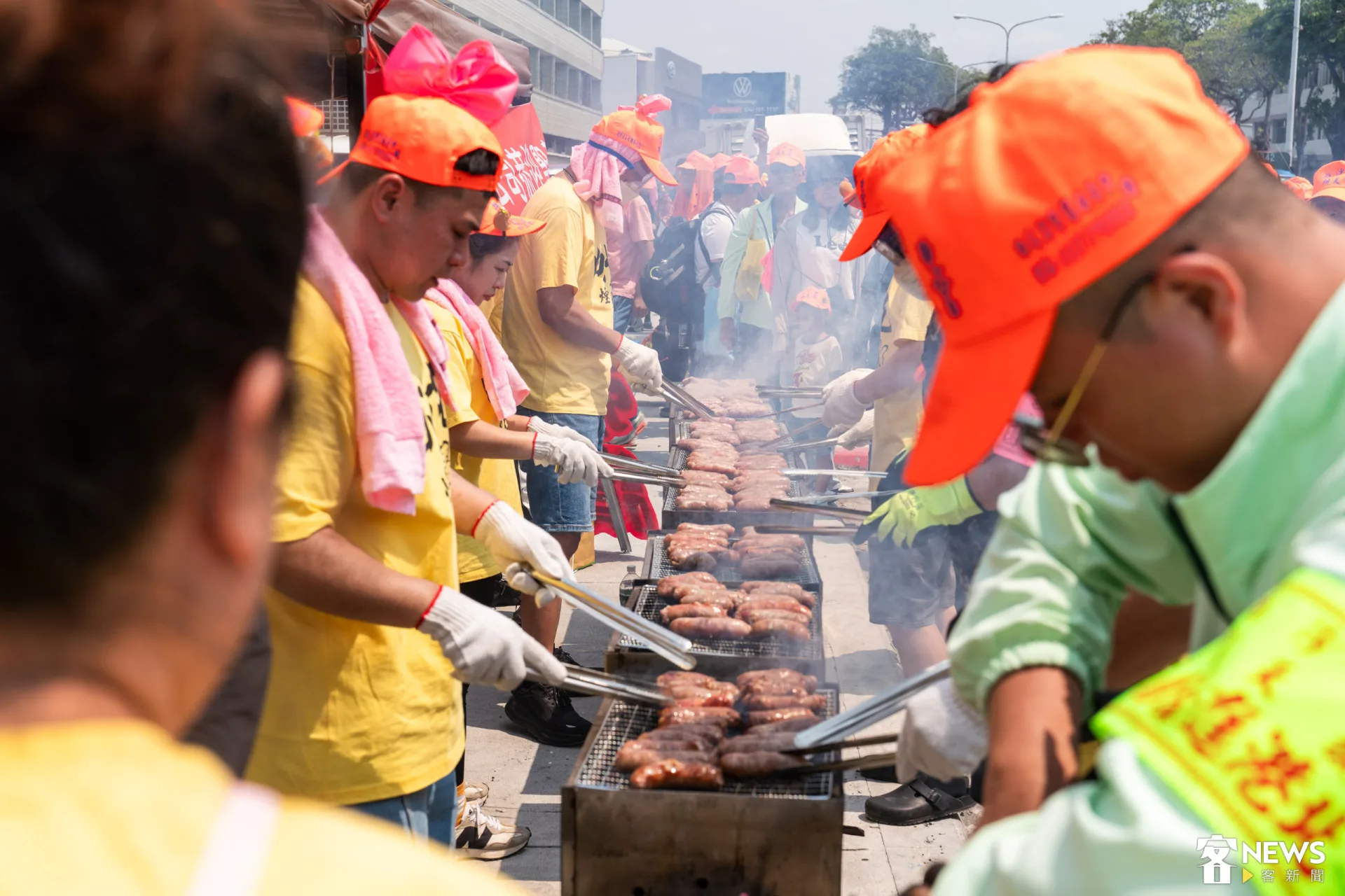 現場有烤香腸提供給信眾食用。朱愷元攝