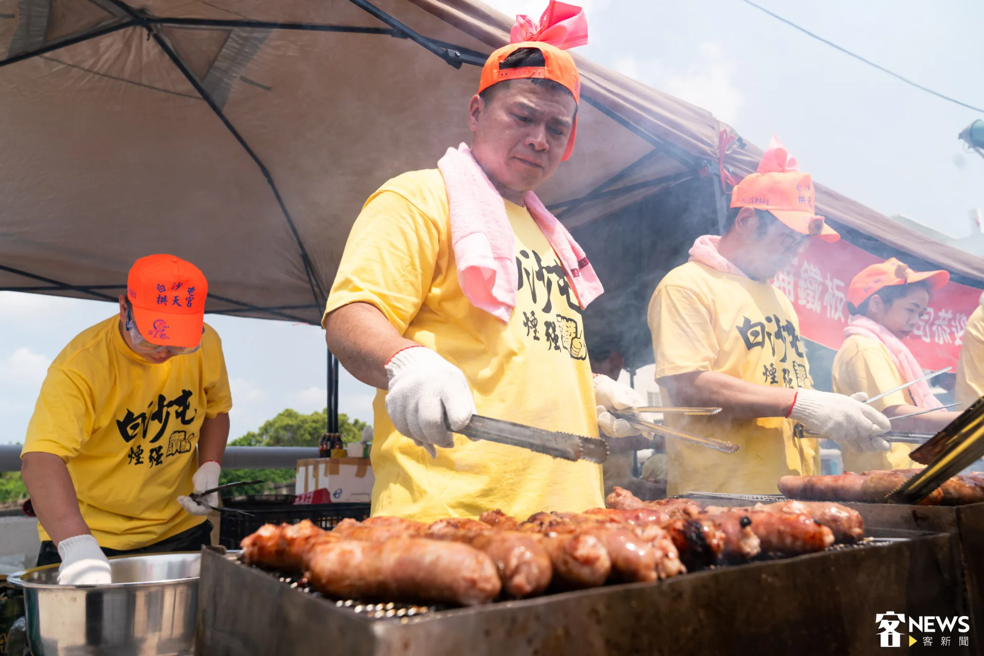 大埔鐵板燒準備許多香腸提供給信眾。朱愷元攝