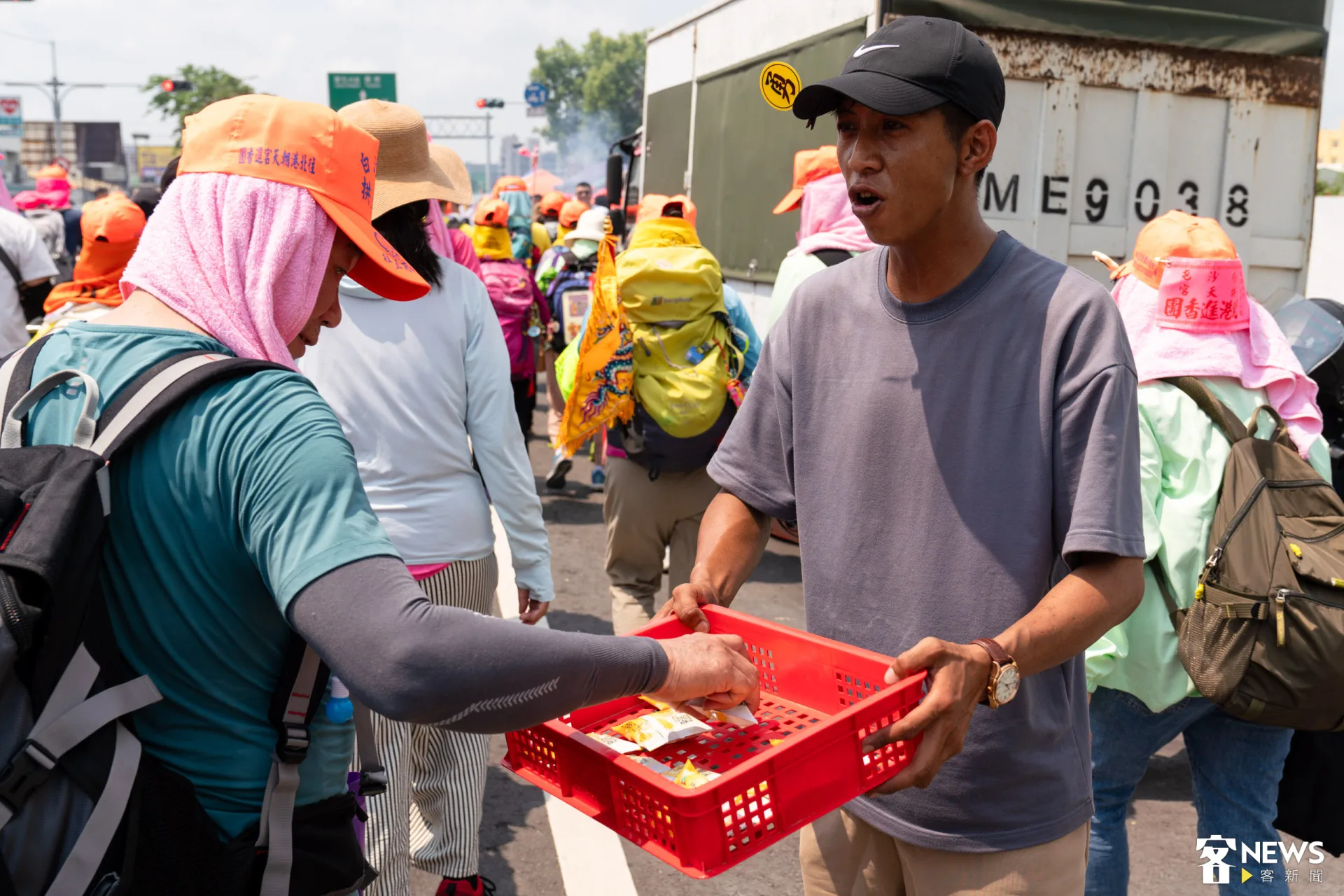 也有彰化民眾提供在地零食土鳳梨酥供信眾領取。朱愷元攝