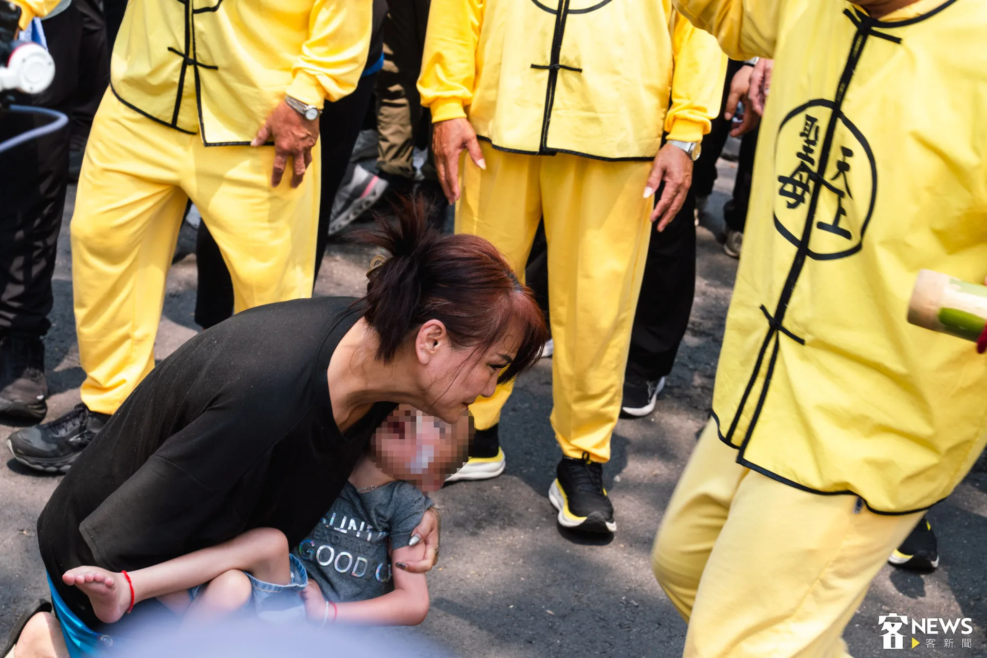 信眾抱著自己小孩,請求媽祖賜福。朱愷元攝