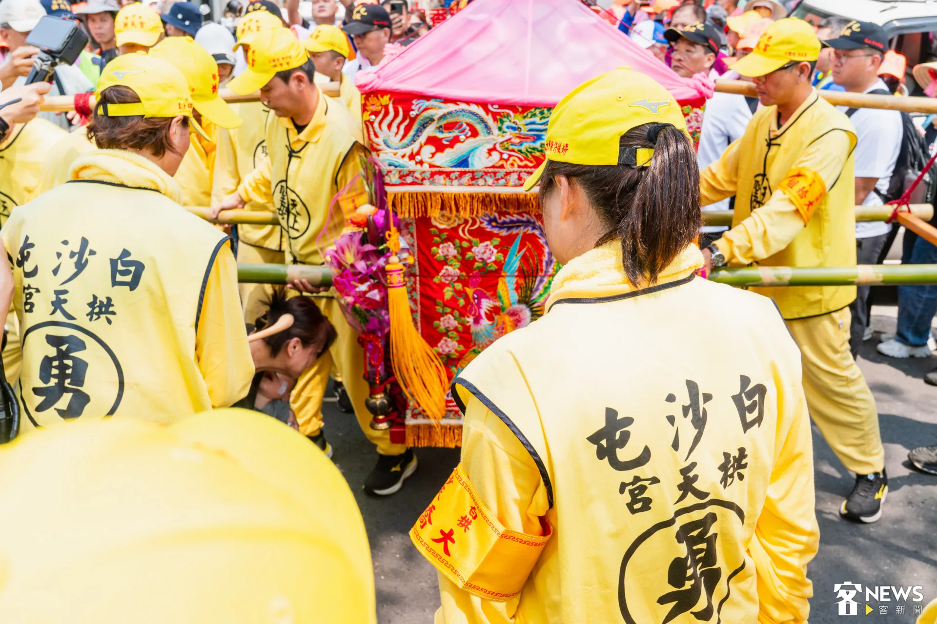 媽祖停下幫信眾祈福。朱愷元攝