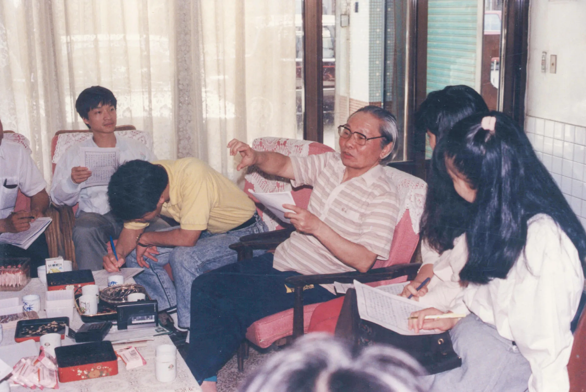 台灣大學的學生,訪問鍾老談台灣文學,我在旁邊學習,聽他們在談什麼。1991,龍潭,楊國鑫攝