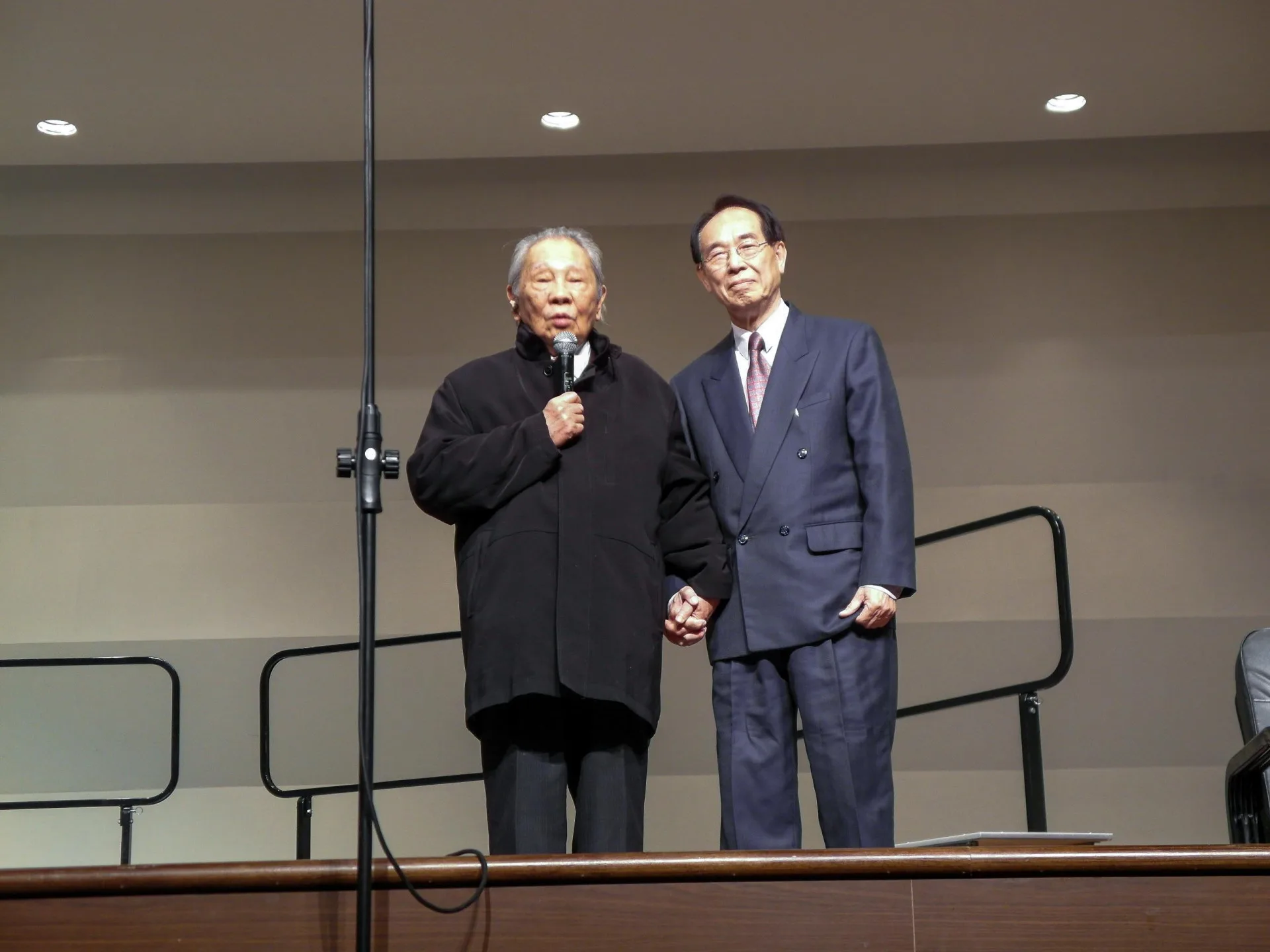 作家鍾鐵民曾在〈客家山歌與文學〉一文中指出,在作品中描繪客家生活與山歌詠唱的場面,鍾肇政(左)與李喬(右)兩人最擅長。這張照片是鍾老米壽,李喬特地來致賀。2013,中壢,楊國鑫攝