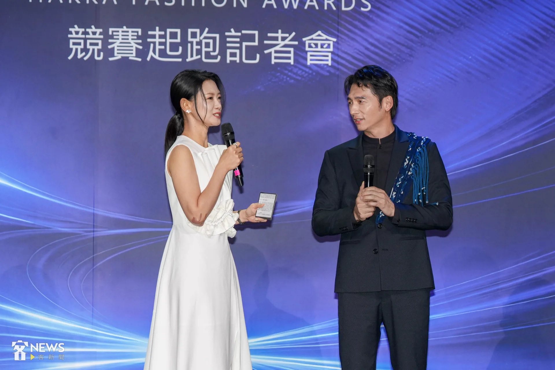 代言人温昇豪（右）與主持人吳奕蓉（左）都穿著潘怡良所設計的服飾。李台源攝