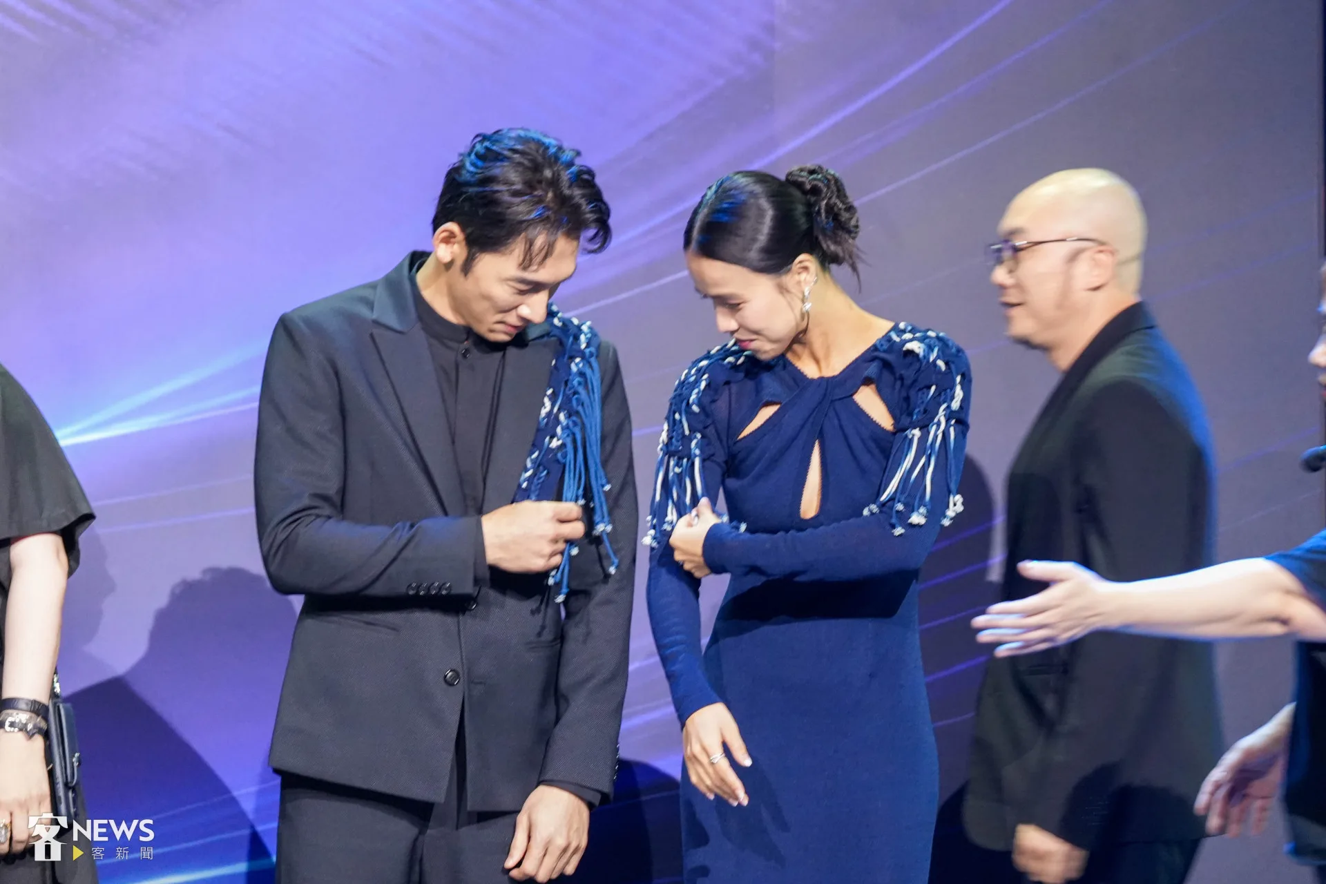 温昇豪（左）與林芯儀（中）在台上低頭分享西裝與連身裙的細節。李台源攝