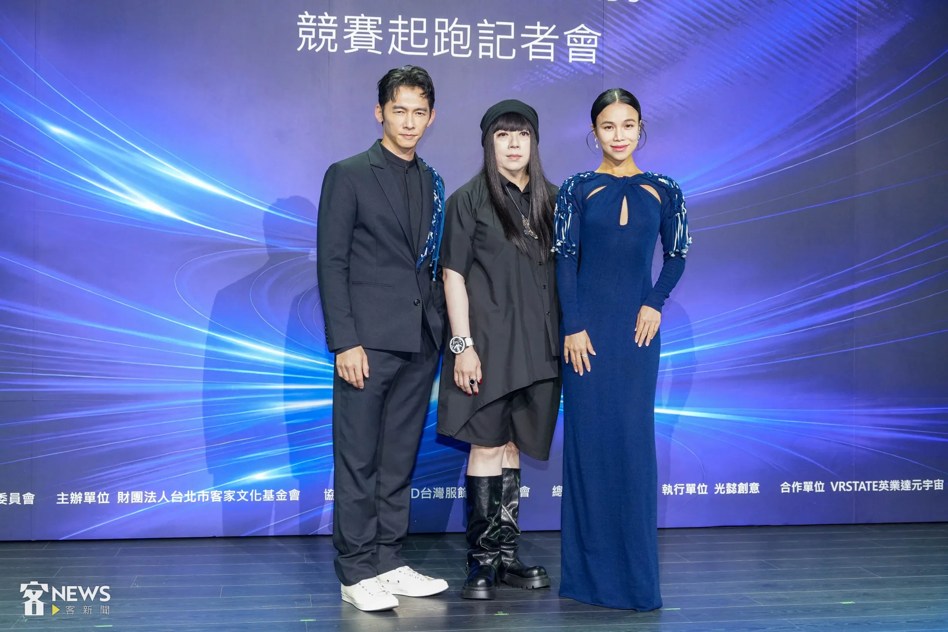 温昇豪（左）、林芯儀（右）身穿設計師潘怡良打造的客家時尚服飾。李台源攝