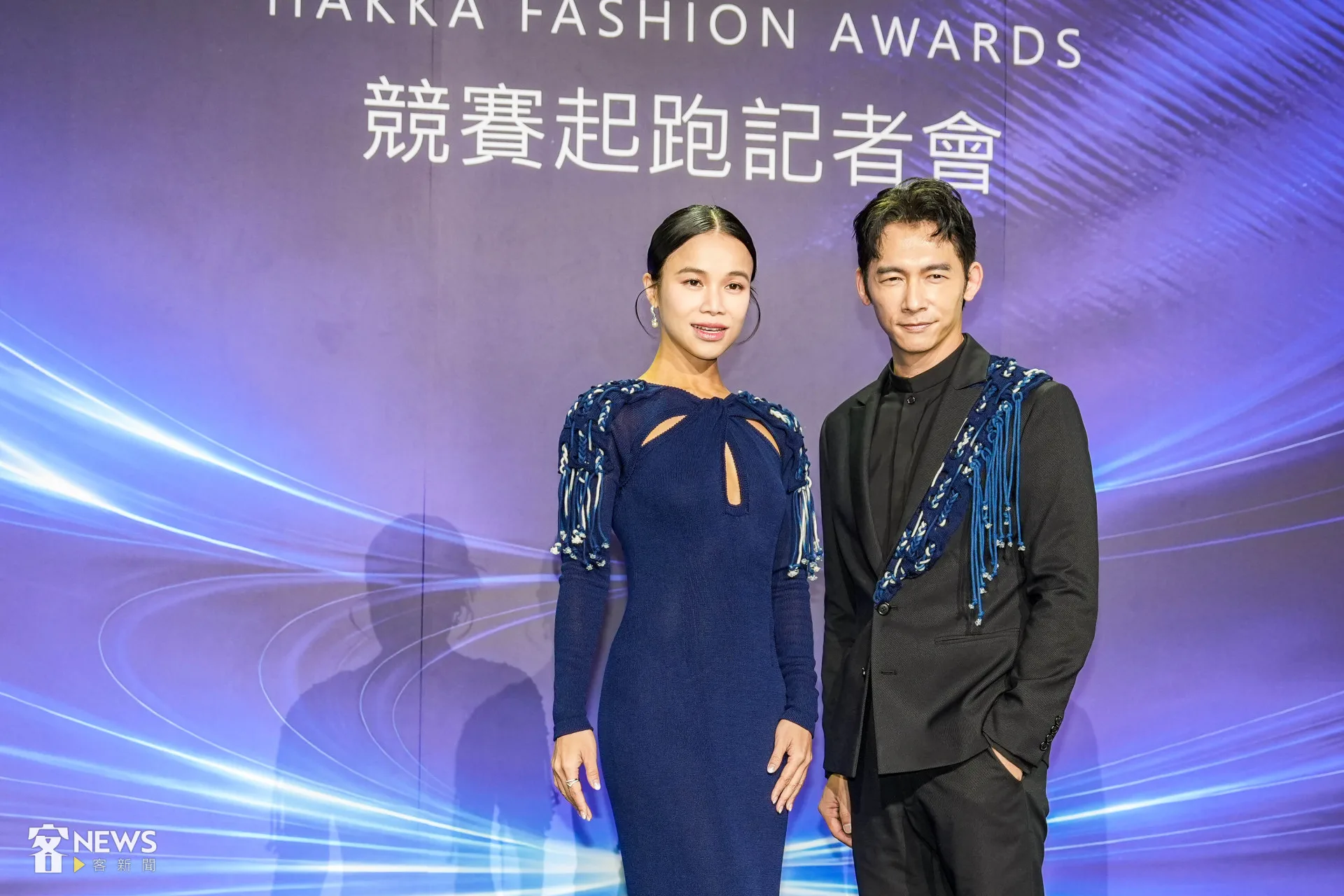 温昇豪（左）、林芯儀（右）身穿設計師潘怡良打造的客家時尚服飾。李台源攝