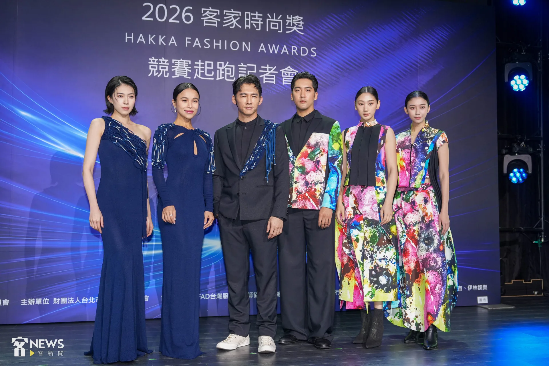 温昇豪（左三）與林芯儀（左二）與模特兒身穿客家時尚服飾走秀。李台源攝