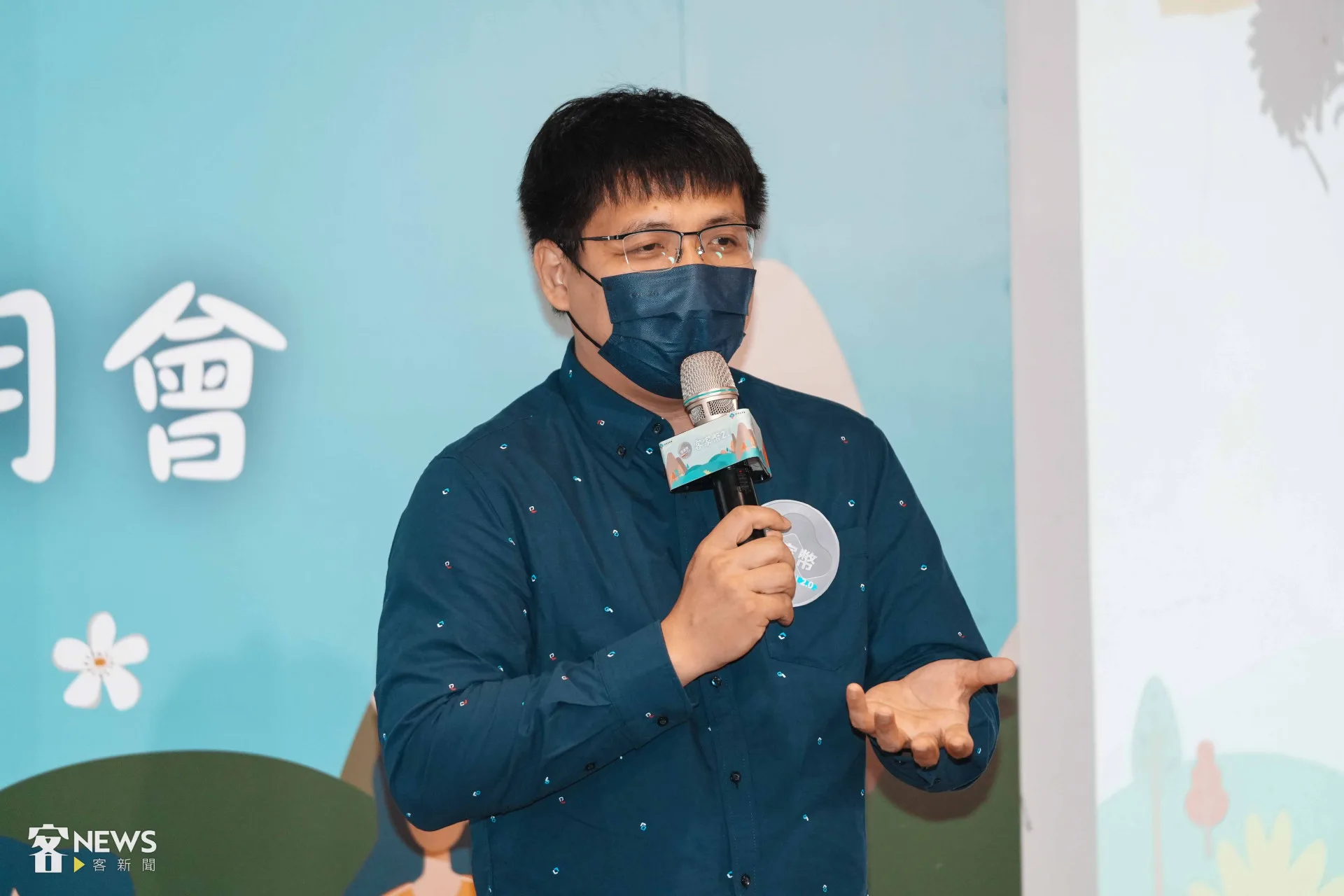 北埔哈客愛養生擂茶老闆姜紹鈞說，店內不少消費者是一人抽到客家幣，呼朋引伴全家一起消費。李台源攝