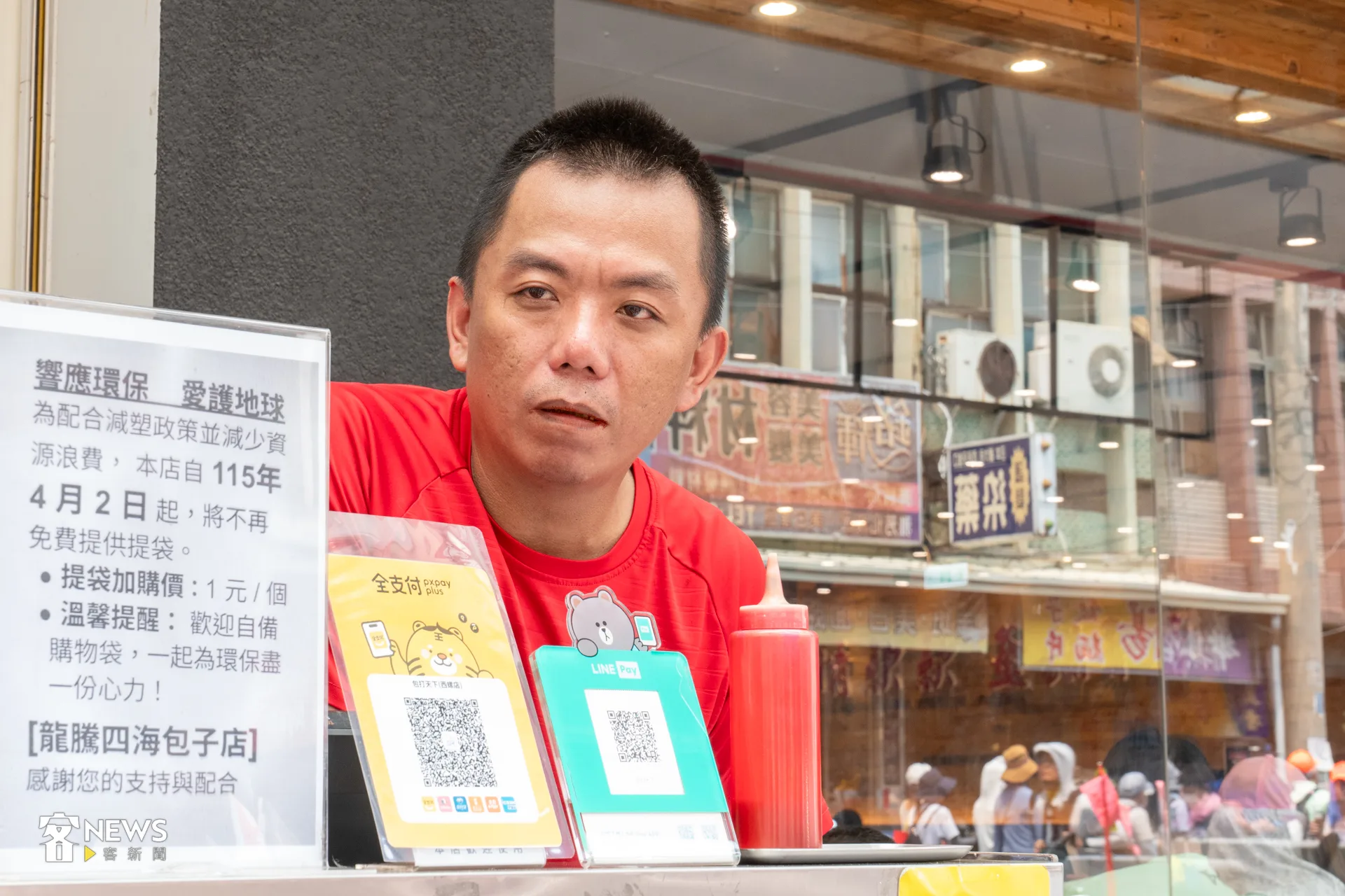 來自西螺在地的包子店廖老闆大方將整棟透天厝，一到三樓提供給香燈腳洗手間、沖涼、充電等。洪藝晅攝