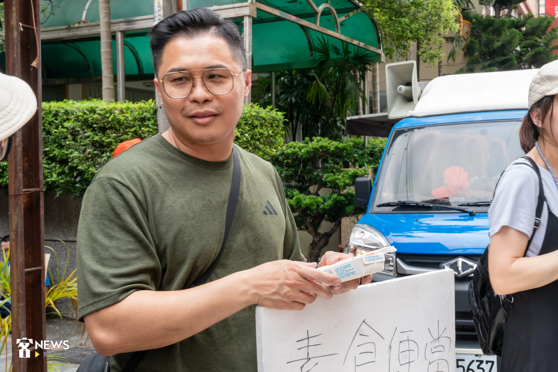 來自台中的許輝盛一早先到嘉義拿素食便當，再到西螺發送給香燈腳。洪藝晅攝
