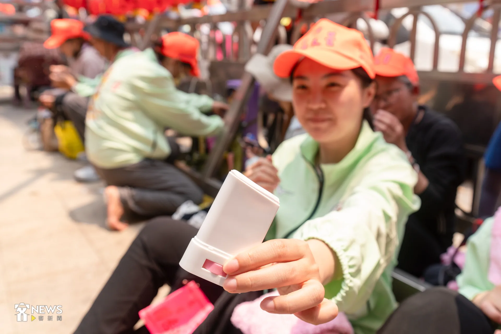 劉小姐認為徒步進香不可或缺的寶物是「防曬棒」。洪藝晅攝