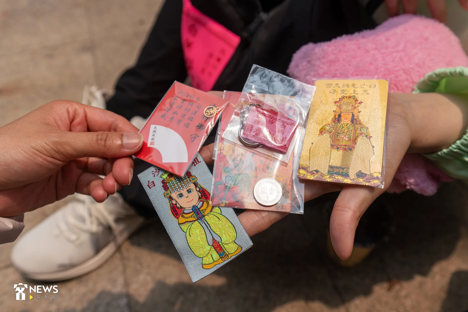 劉小姐拿出許多結緣品，直呼「是整個上午所收穫的成果。」洪藝晅攝