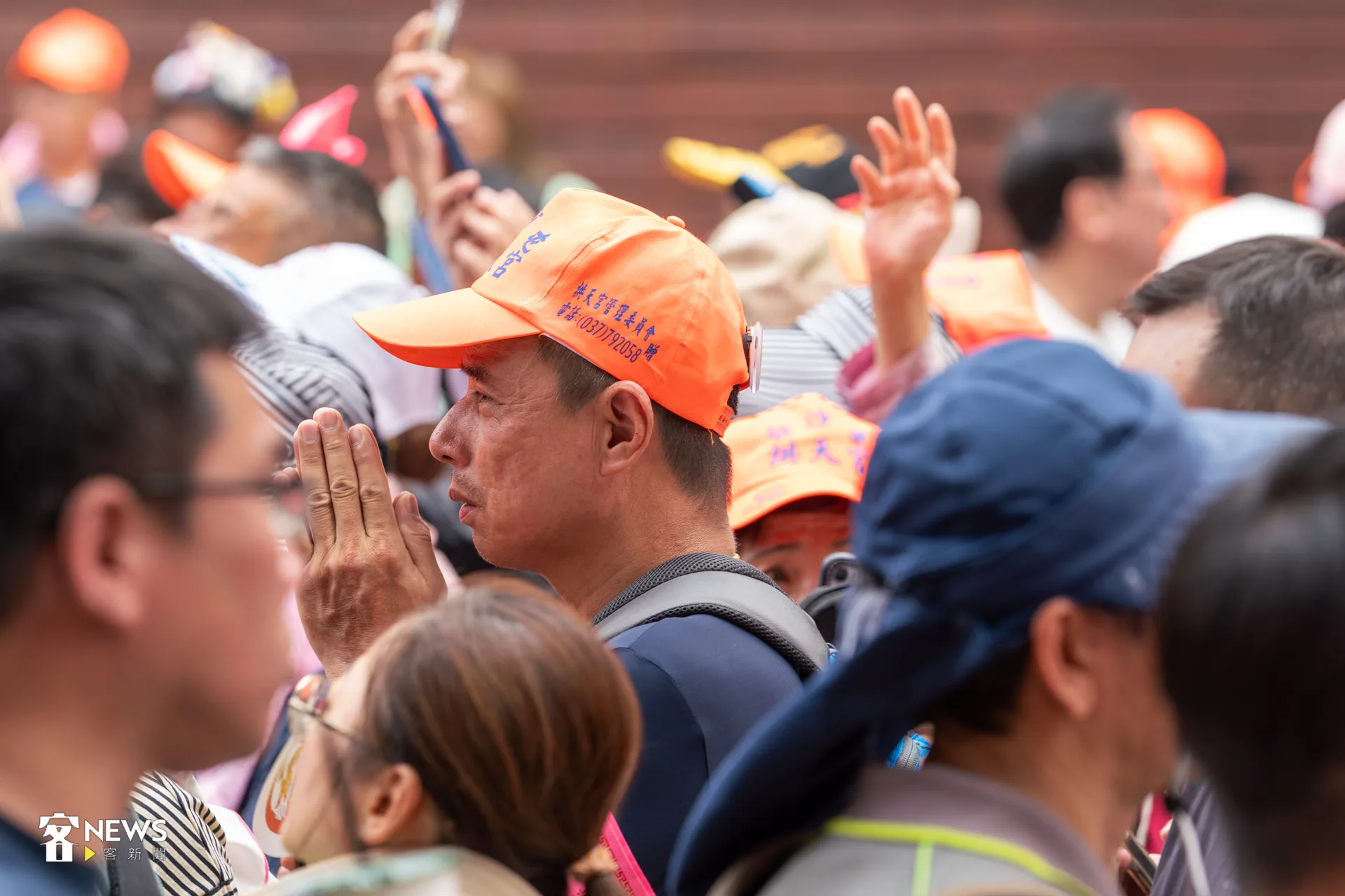 許多信眾與香燈腳合掌向白沙屯媽祖鑾轎誠心祈求。洪藝晅攝