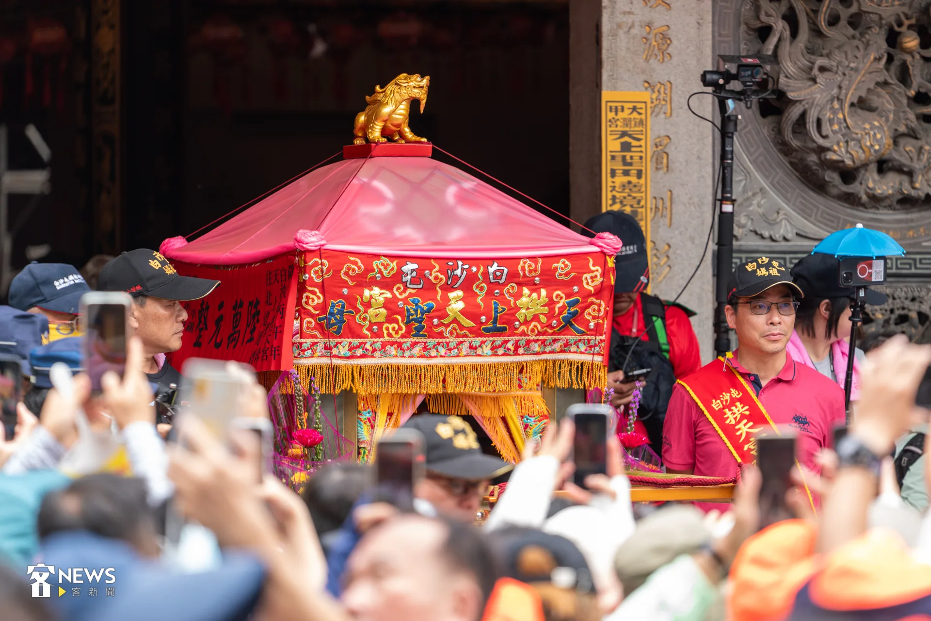 白沙屯媽祖鑾轎進入西螺福興宮停駕,下午2點起駕。洪藝晅攝