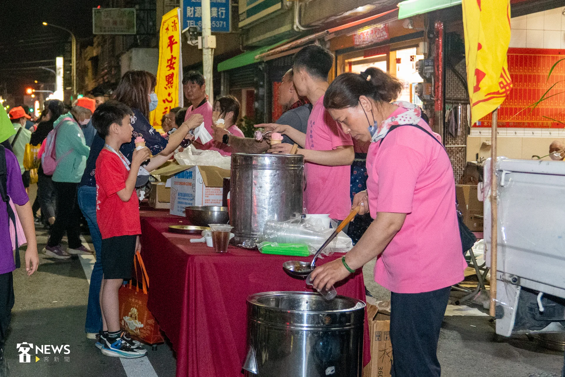 夜幕已到,但補給的攤位依舊不打烊,紛紛端出美味小點,來撫慰香燈腳的胃。洪藝晅攝