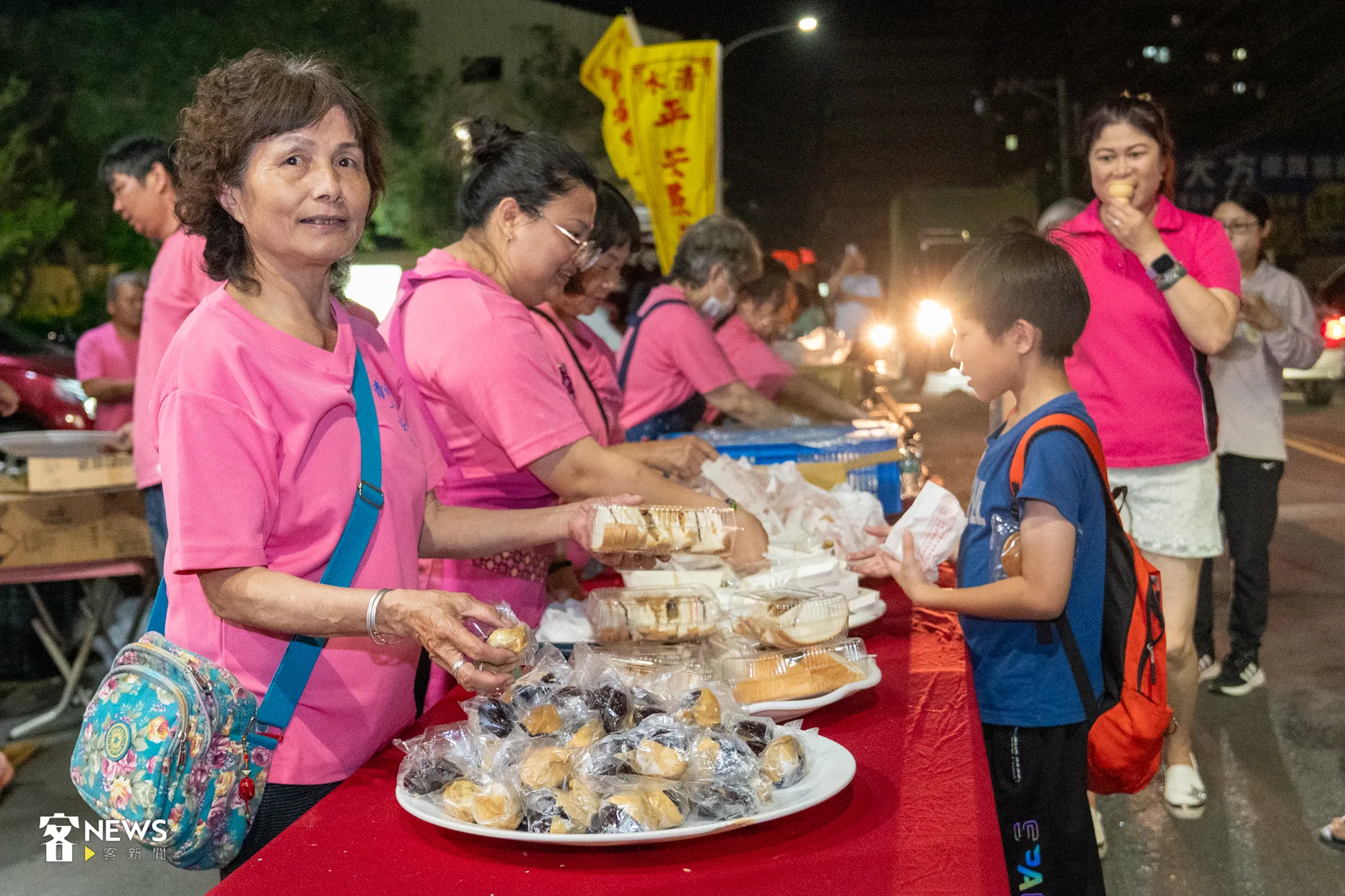 夜幕已到,但補給的攤位依舊不打烊,紛紛端出美味小點,來撫慰香燈腳的胃。洪藝晅攝