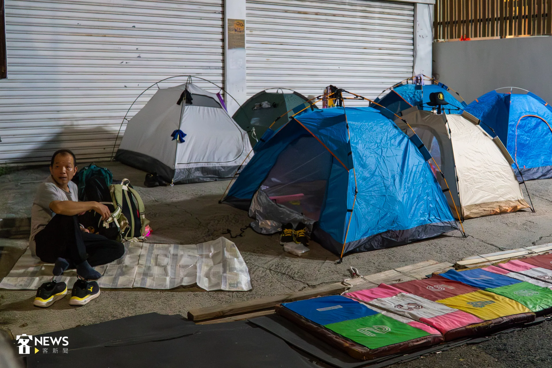 預計明日凌晨三點起駕,前往最終目的地北港朝天宮,許多香燈腳抓緊時間歇息。洪藝晅攝