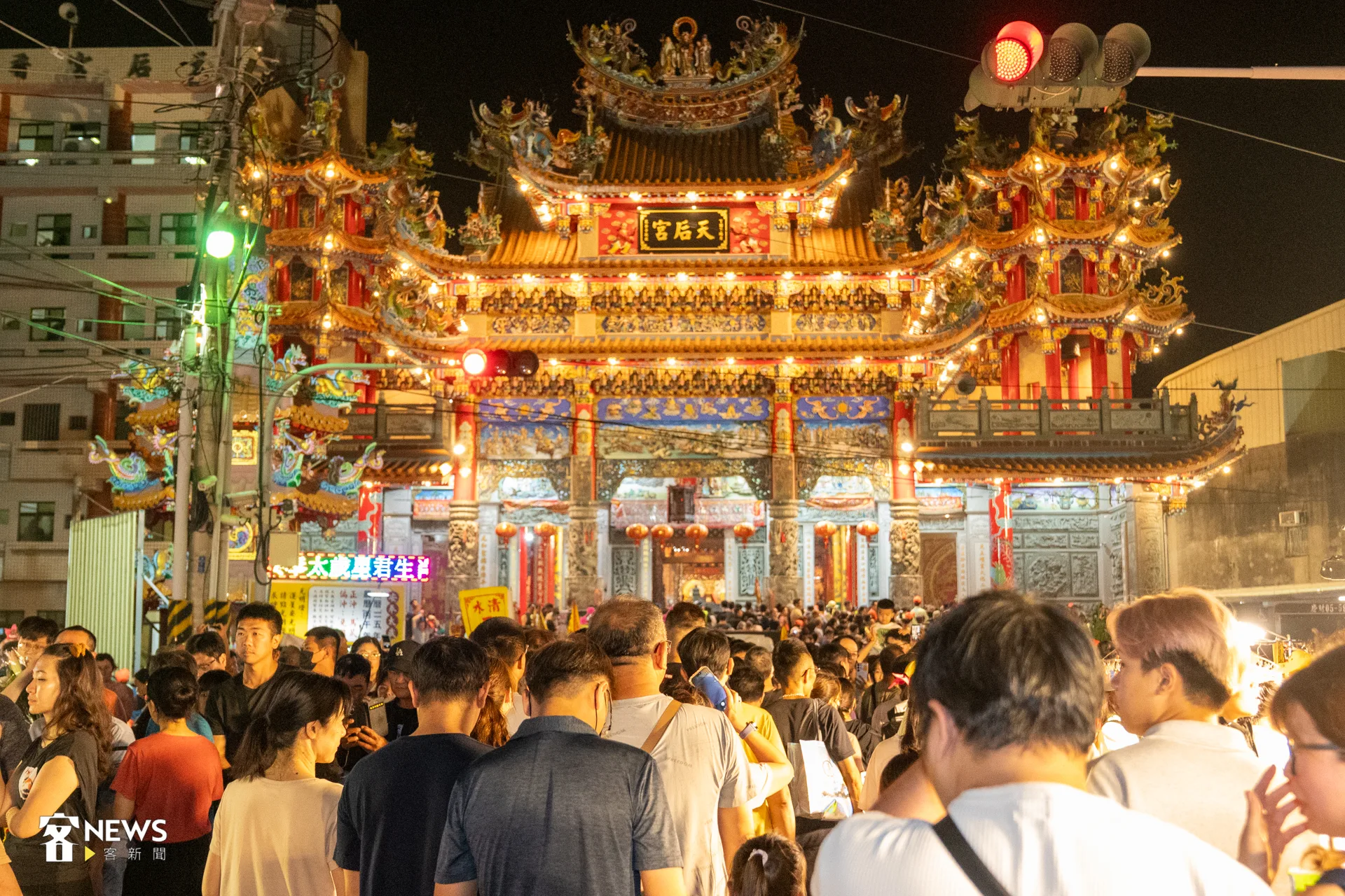 白沙屯媽祖徒步進香第三天,經過14小時疾行行程,晚間約7時30分駐駕雲林虎尾天后宮,預計明天凌晨3時再度起駕。洪藝晅攝