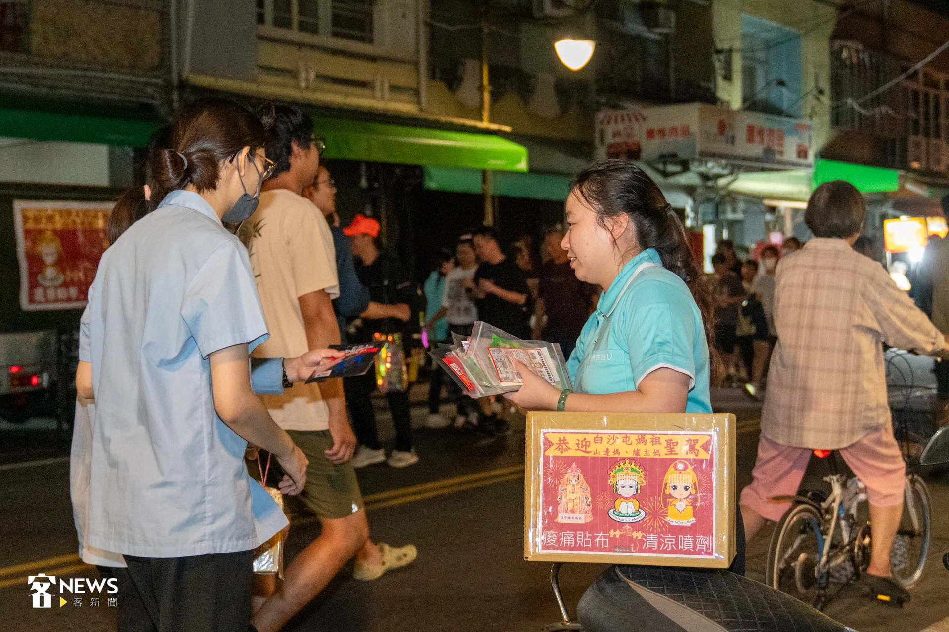 熱情民眾舉著痠痛貼布，分送給辛苦一整天的香燈腳。洪藝晅攝