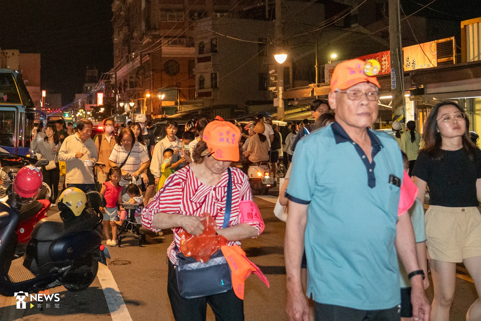 夜晚的進香氛圍跟白天完全不同，少了急行軍莊嚴威武，增添些在地人情味，許多居民紛紛出來參拜。洪藝晅攝