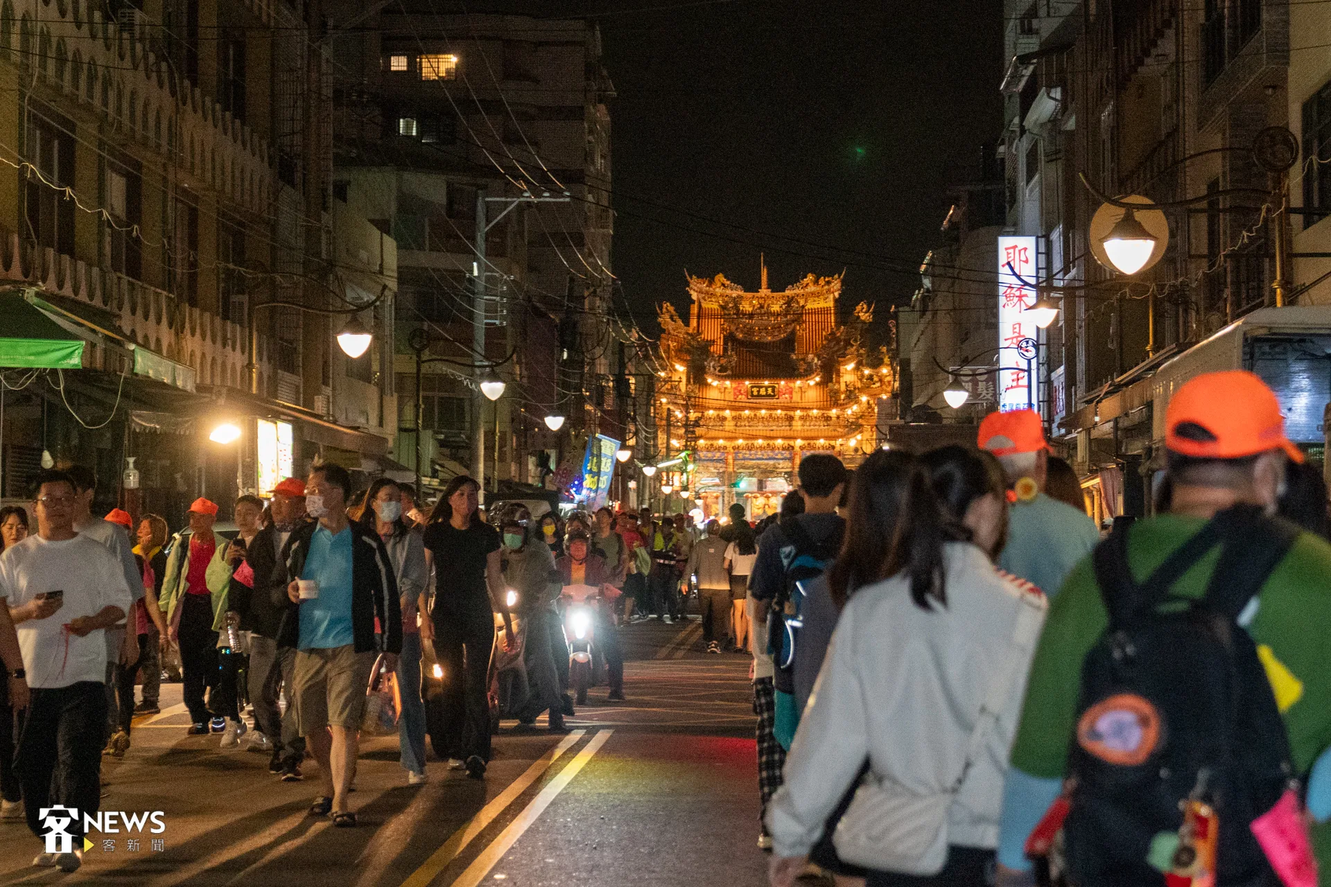 夜晚的進香氛圍跟白天完全不同,少了急行軍莊嚴威武,增添些在地人情味,許多居民紛紛出來參拜。洪藝晅攝