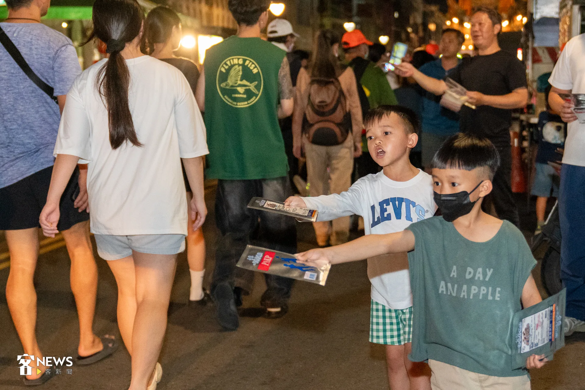 小朋友舉著痠痛貼布,分送給辛苦一整天的香燈腳。洪藝晅攝