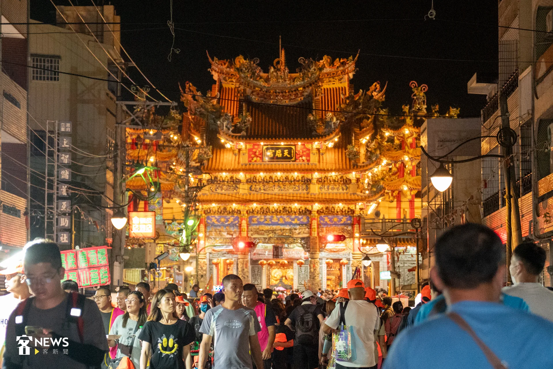 白沙屯媽祖徒步進香第三天,經過14小時急行行程,晚間約7時30分駐駕雲林虎尾天后宮,預計明天凌晨3時再度起駕。洪藝晅攝