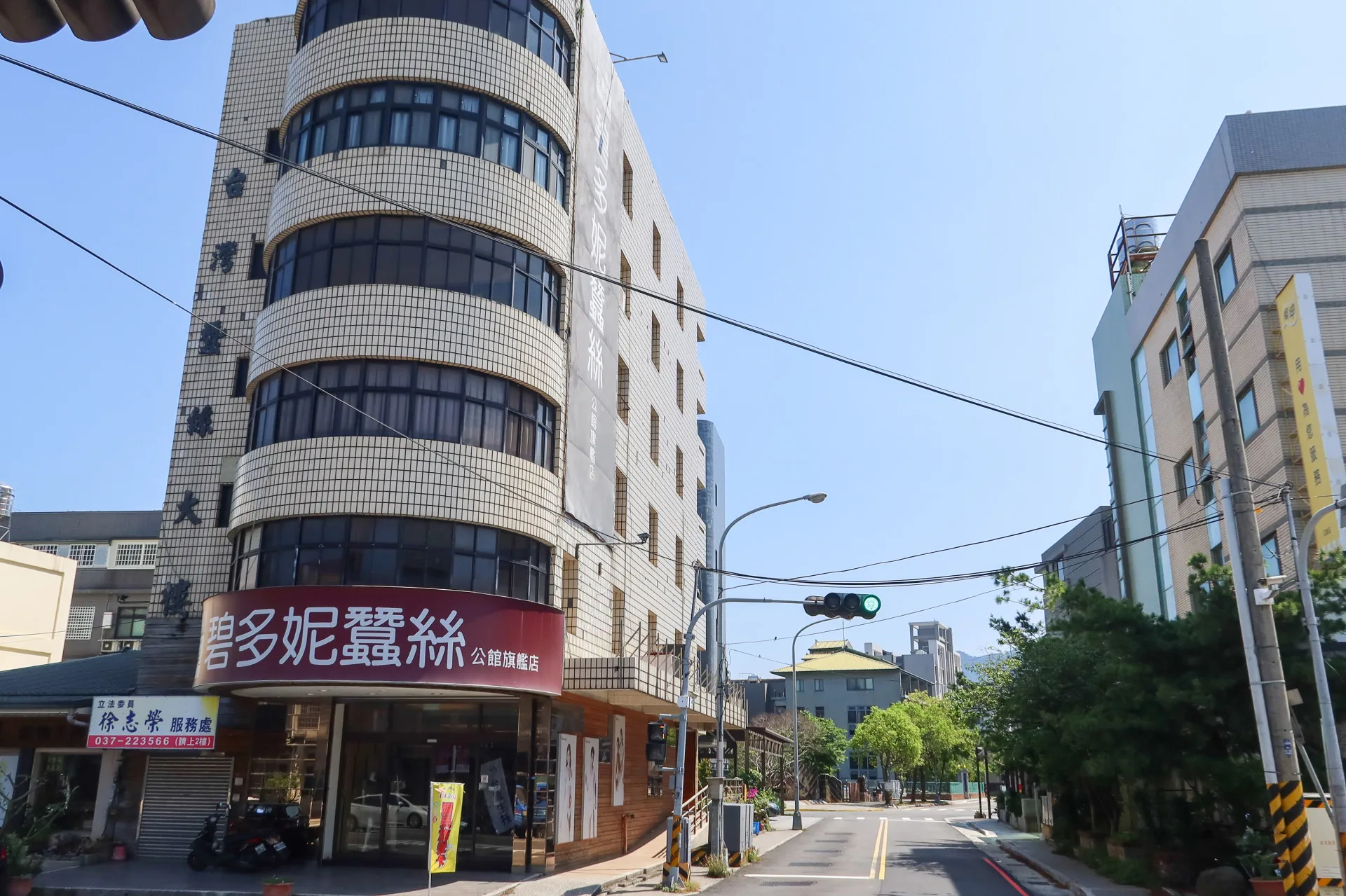 台灣蠶絲公司自辦市地重劃後，在原台蠶工廠大門口興建的台灣蠶絲大樓，後改為碧多妮蠶絲大樓。何來美攝