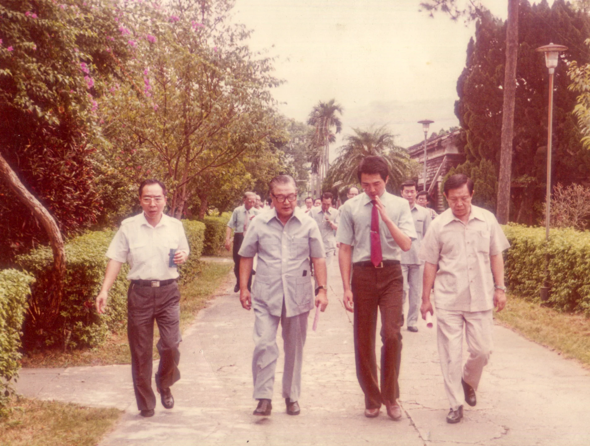 已故總統府秘書長蔣彥士（左二）於1990年代到台灣蠶絲公司參觀，少東徐志榮（右二）陪同參觀。邱新霖提供