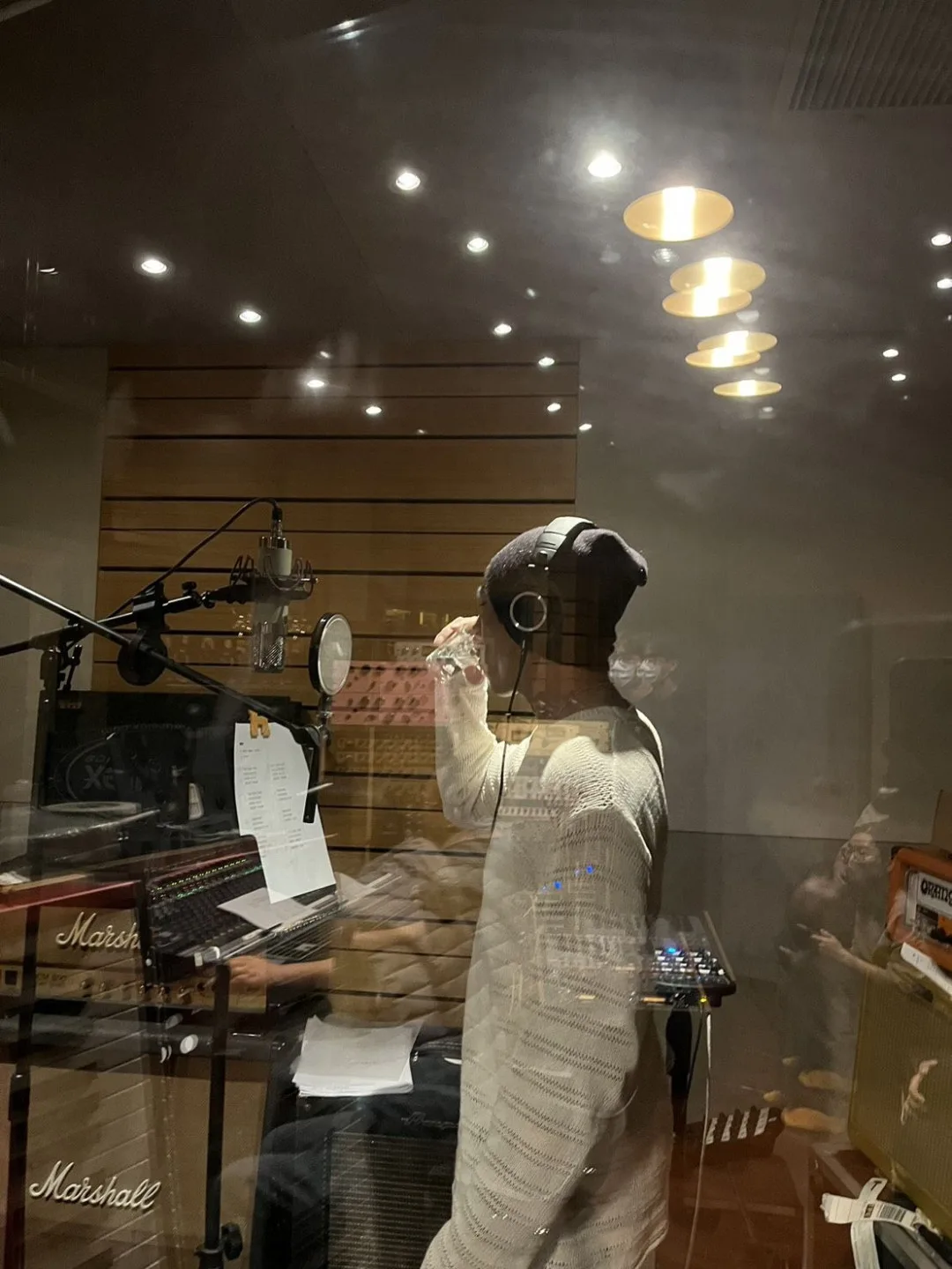 莊凱勛小酌一番，被林生祥稱讚唱起來更有味道。客家電視台提供