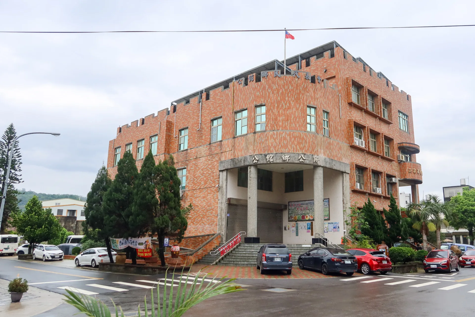 公館鄉公所於2002年也遷建到台蠶市地重劃區，當時鄉長是徐志榮。何來美攝