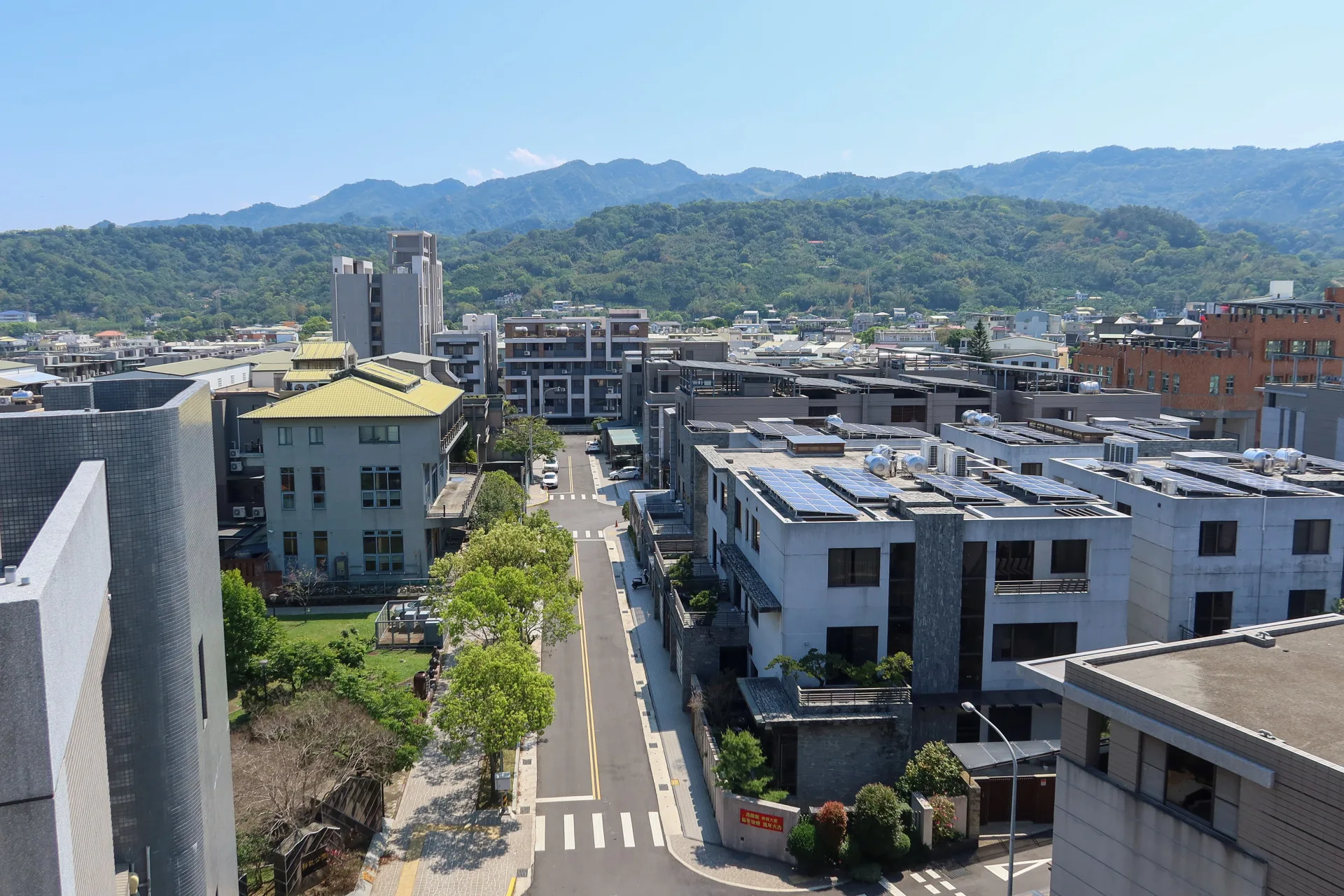 台蠶公司市地重劃後，已推出十餘期建案，成為公館鄉最現代化的社區。何來美攝