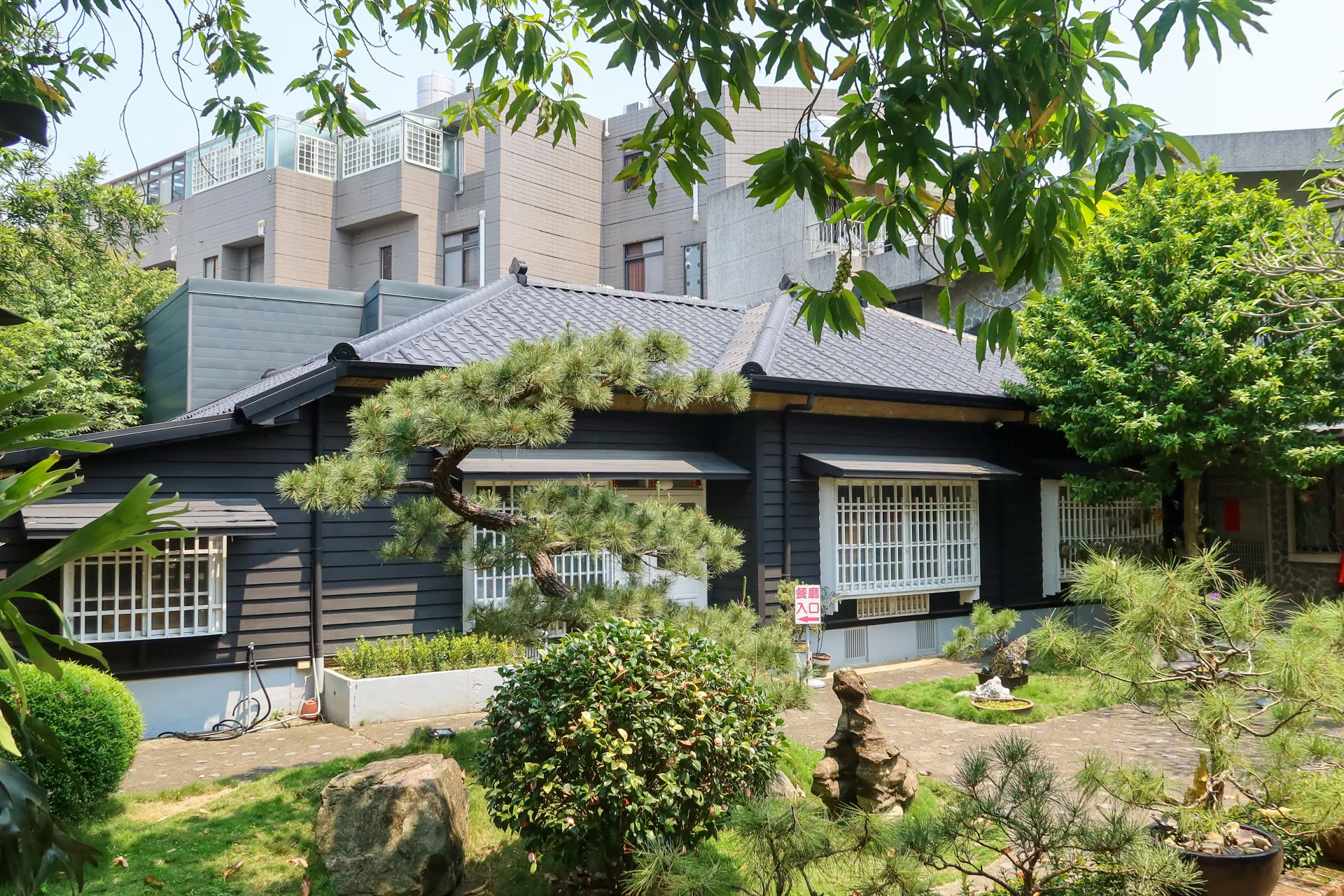 徐氏家族經營的徐園飯店，是1935年中部大地震後所建的日式木造建築，在台灣工礦公司苗栗蠶絲工場時代，曾是場長寧實的宿舍。何來美攝