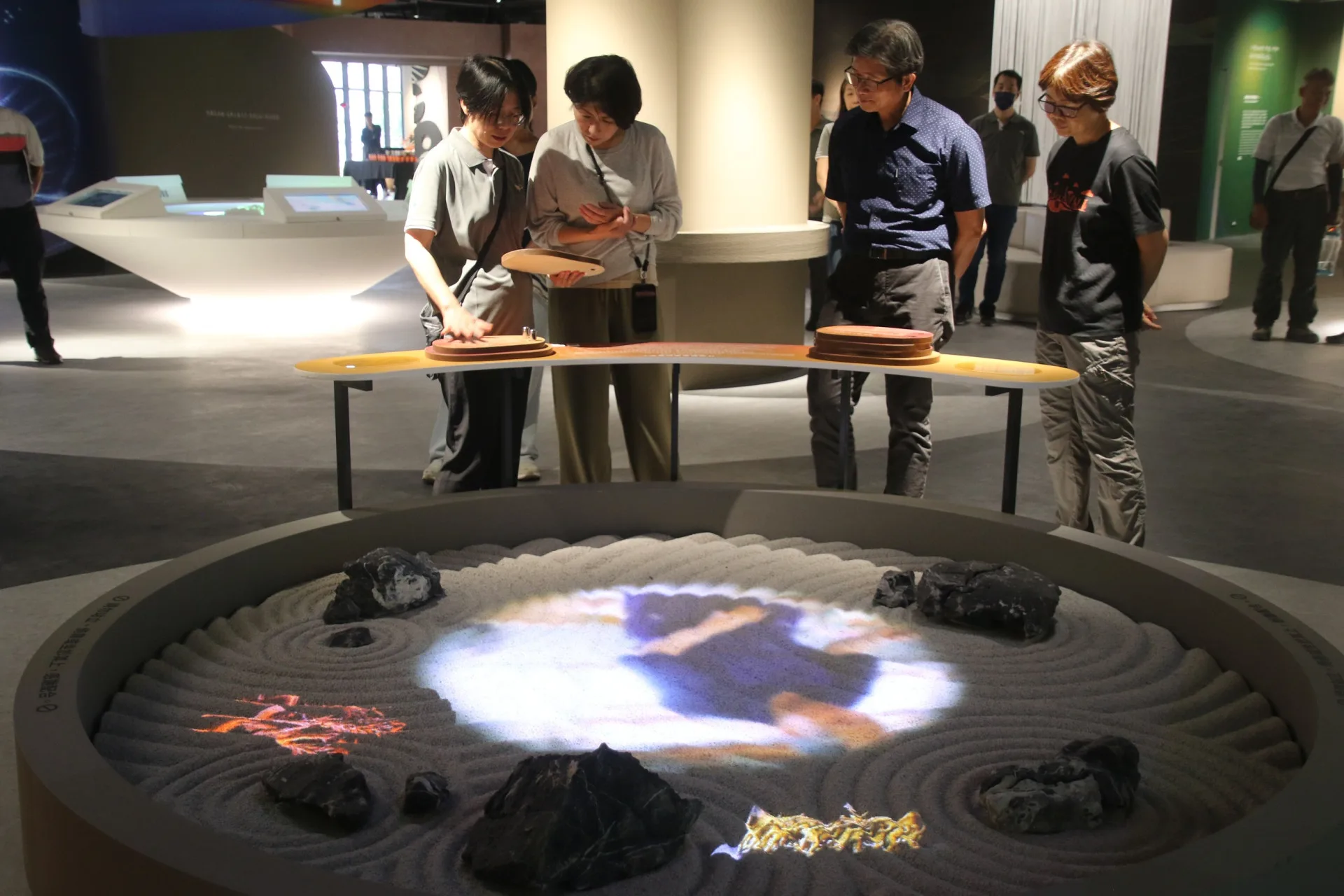 臺東總圖探索館,於4/16起試營運,開放民眾參觀,入館體驗多媒體裝置。台東縣政府提供