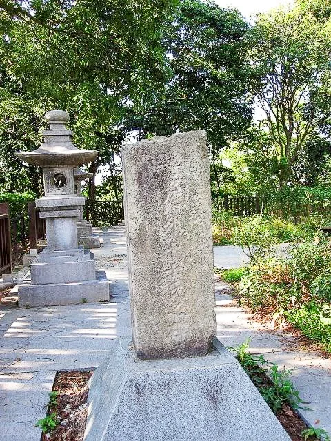 紀念渡邊龜作十七名員警被殺的渡邊龜作紀念碑，仍豎立在北埔秀巒山上。陳權欣攝