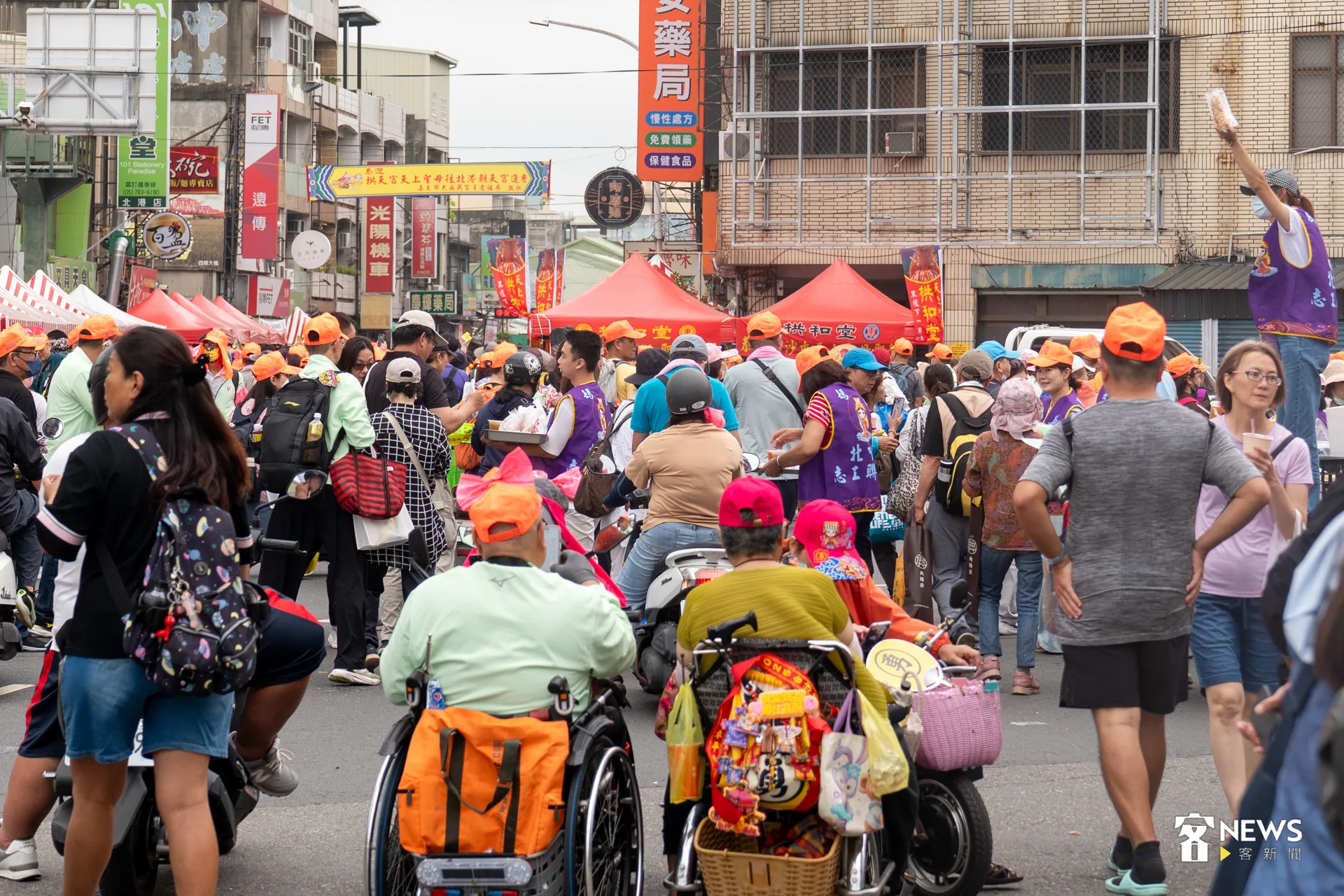 朝天宮廟前街道人潮擠滿滿。洪藝晅攝