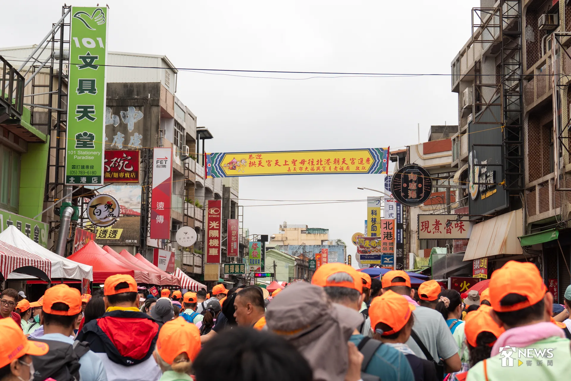 苗栗通霄白沙屯拱天宮媽祖徒步進香,今天上午抵達雲林縣北港朝天宮,在數十萬香燈腳簇擁之下入廟。洪藝晅攝