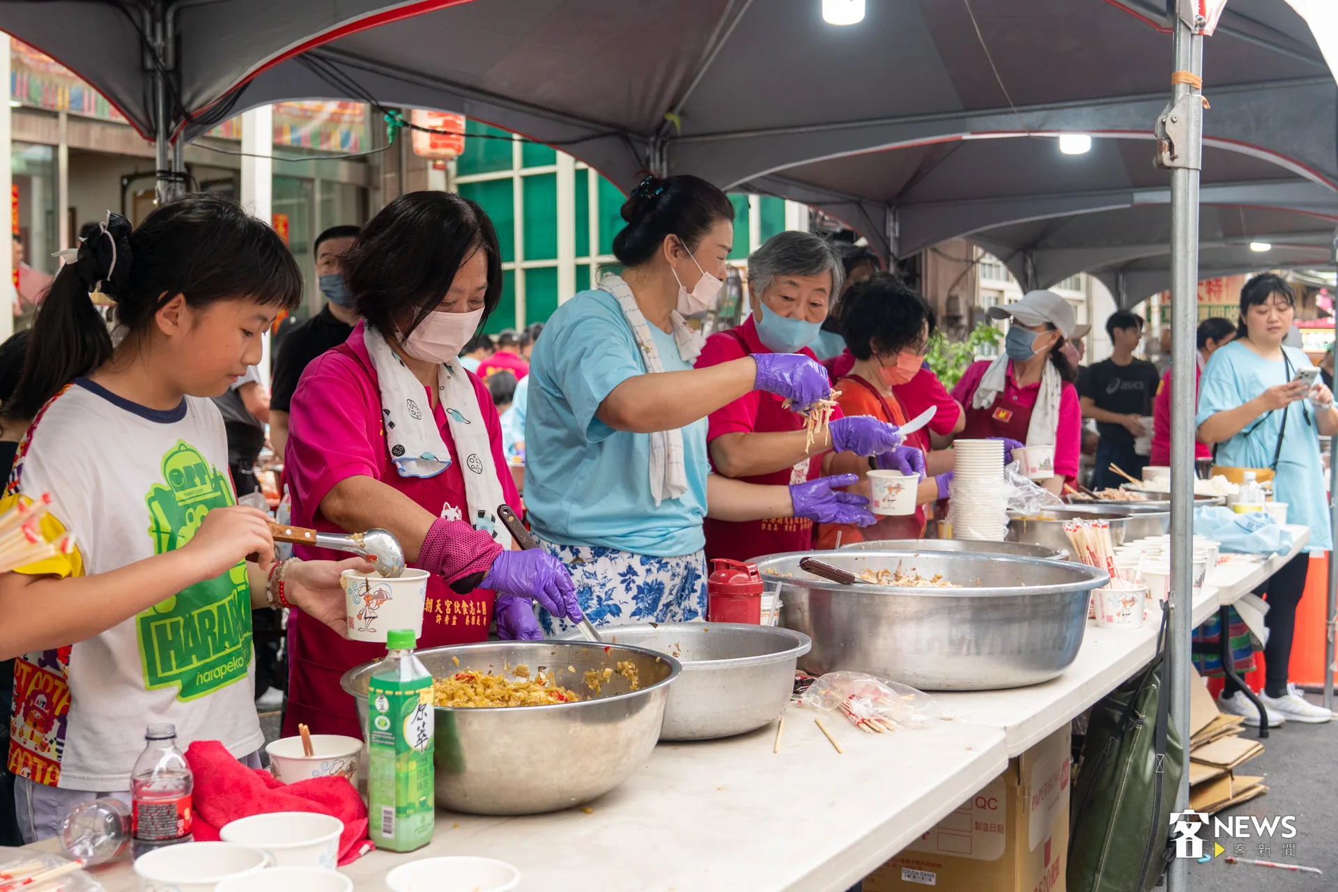 雲林人展現熱情迎媽祖，準備許多飲品、食物與香燈腳結緣。洪藝晅攝