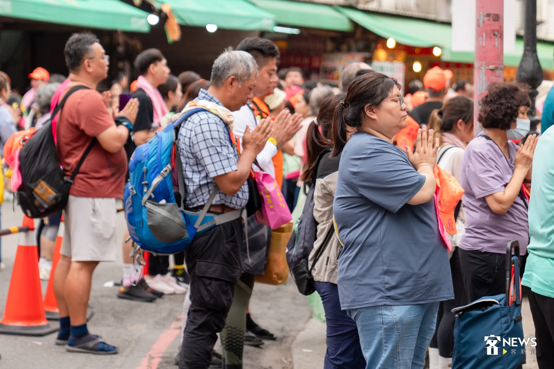 白沙屯媽祖進廟後，許多香燈腳向著廟內合掌祈求平安。洪藝晅攝