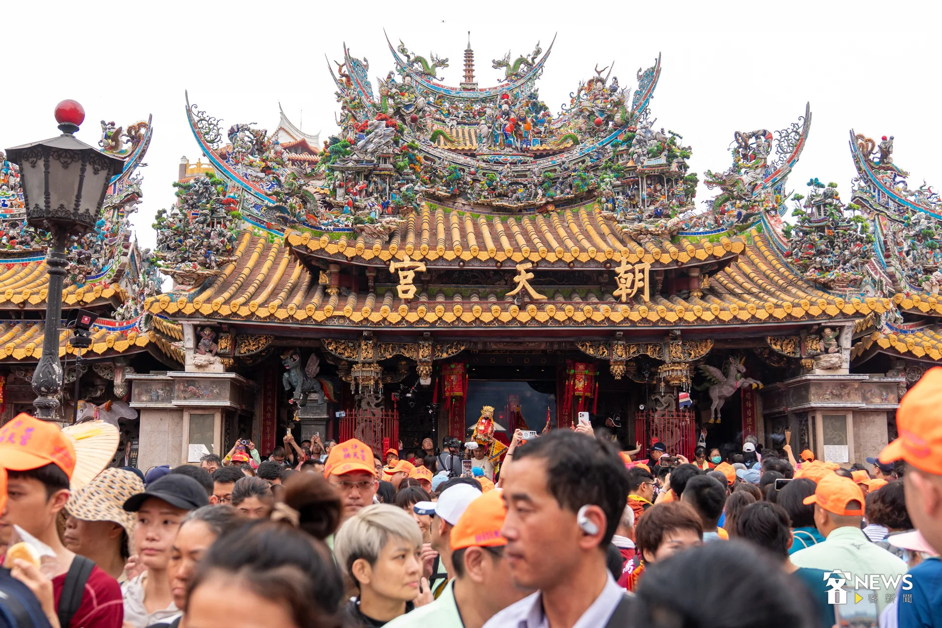 苗栗通霄白沙屯拱天宮媽祖徒步進香，今天上午抵達雲林縣北港朝天宮，在數十萬香燈腳簇擁之下入廟。洪藝晅攝